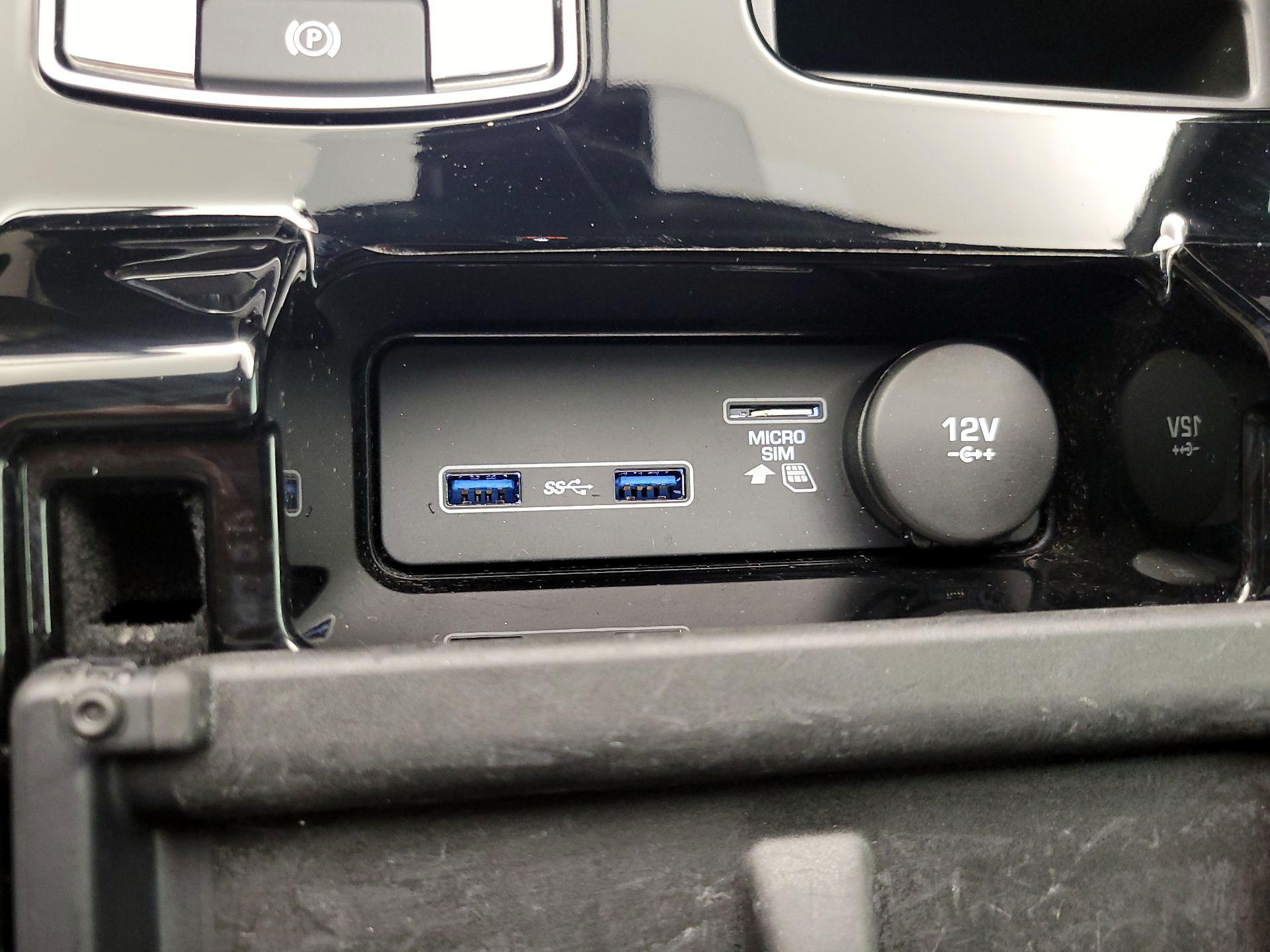 Thumbnail: 2020 Land Rover Discovery - 19
