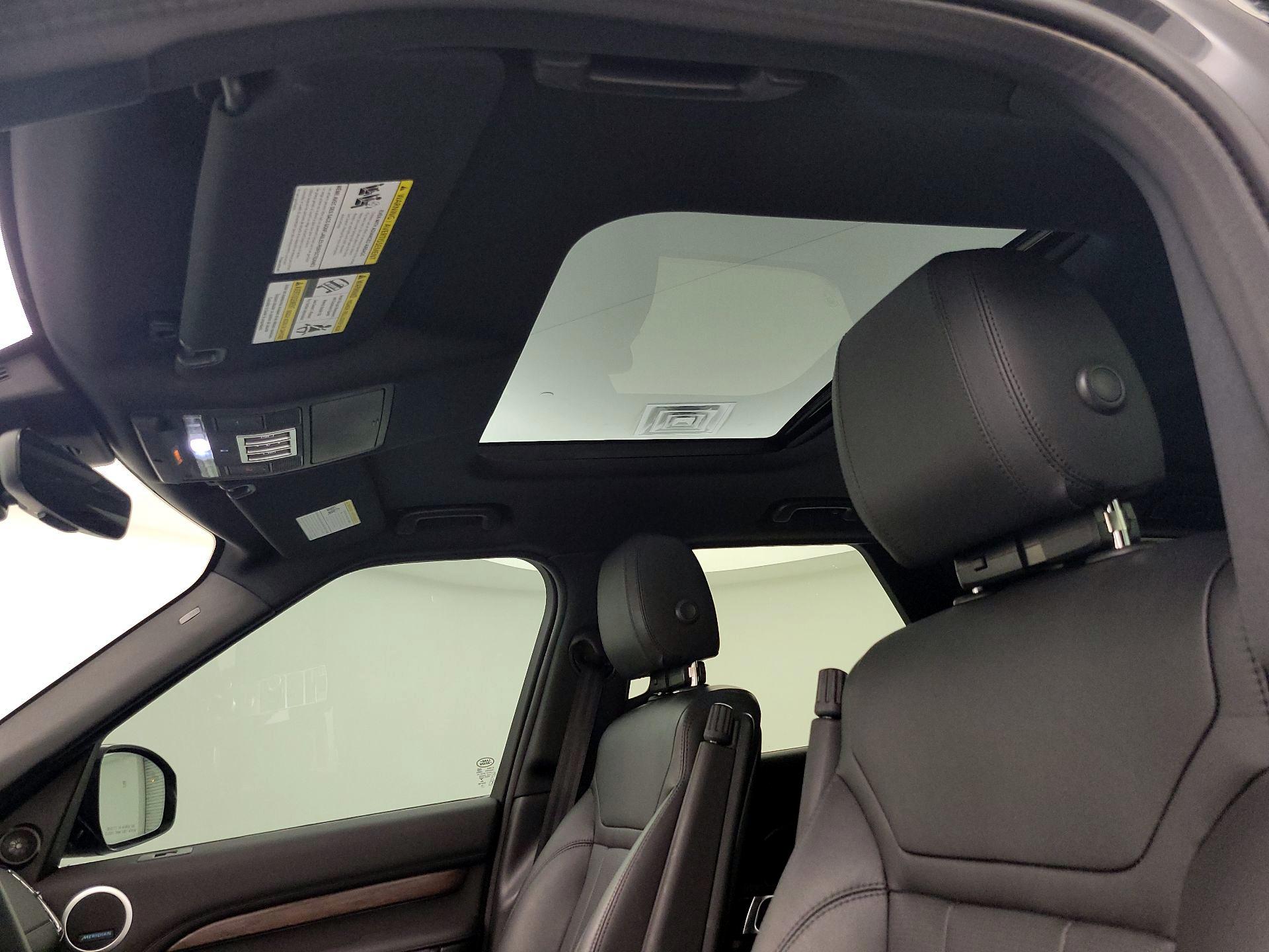 Thumbnail: 2020 Land Rover Discovery - 20