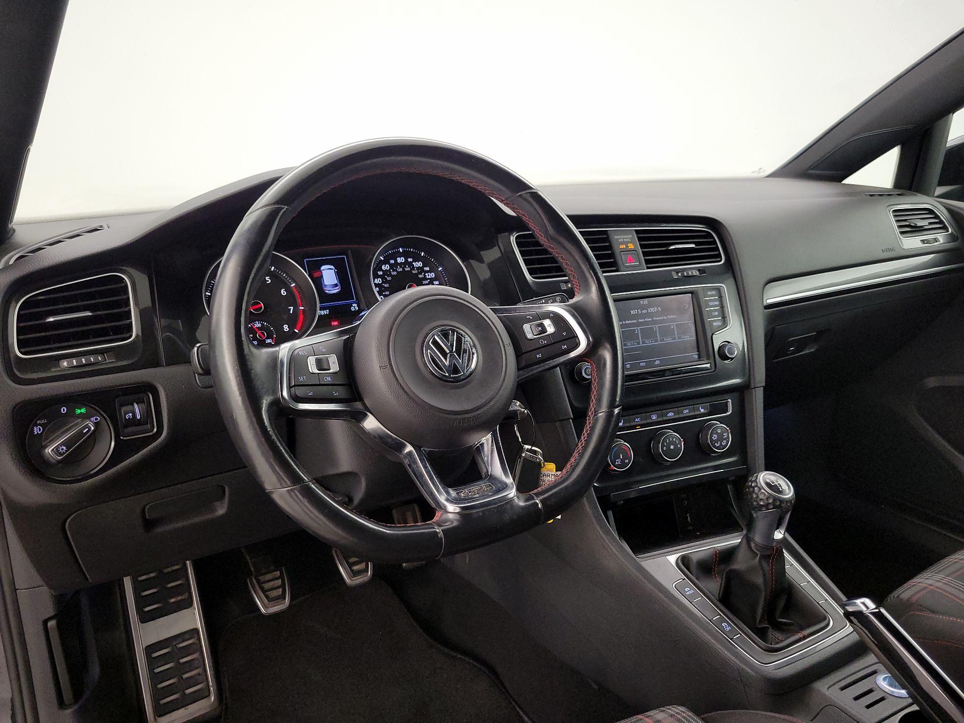 Thumbnail: 2016 Volkswagen Golf - 9