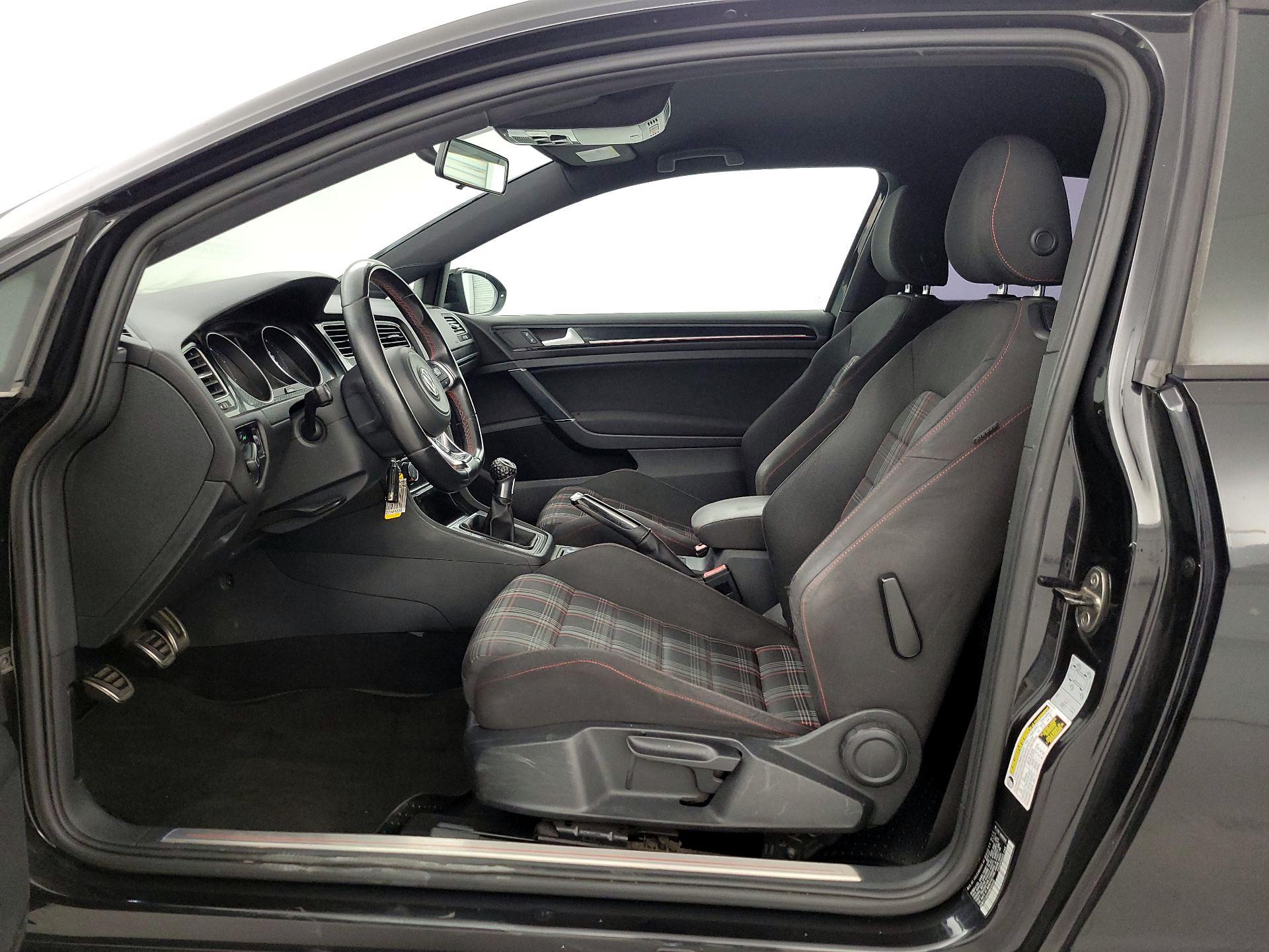 Thumbnail: 2016 Volkswagen Golf - 11