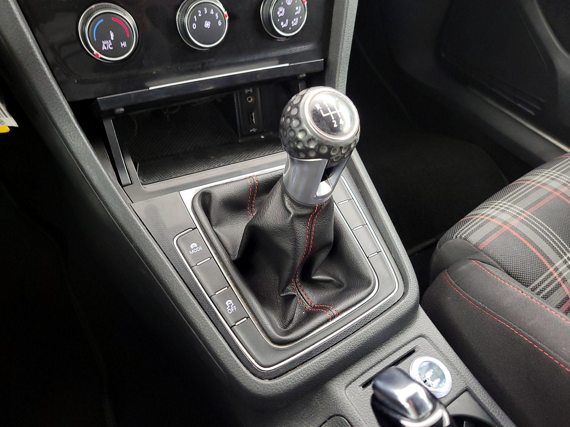 Thumbnail: 2016 Volkswagen Golf - 17