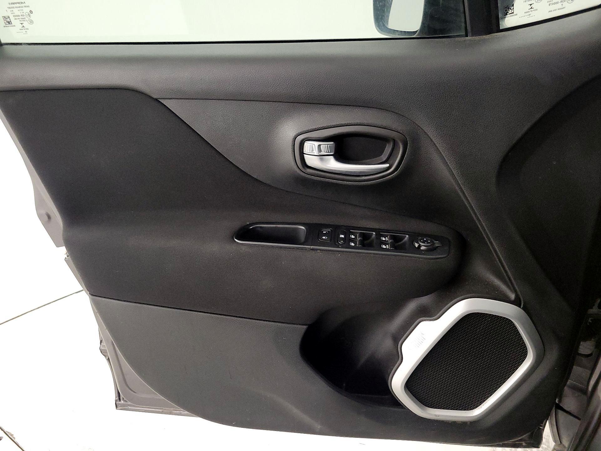 Thumbnail: 2018 Jeep Renegade - 12
