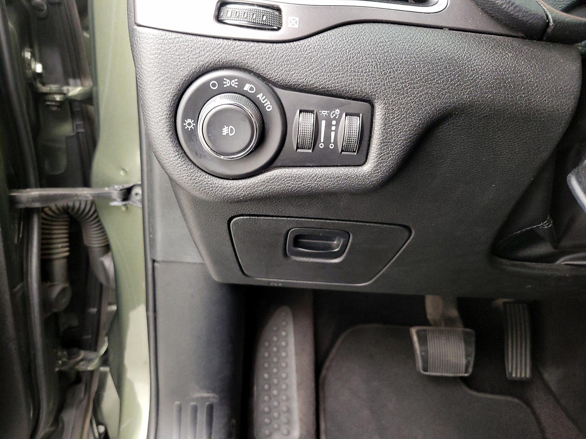 Thumbnail: 2019 Jeep Cherokee - 13