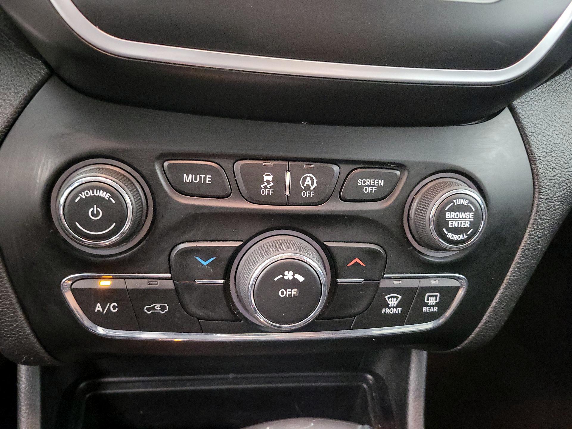 Thumbnail: 2019 Jeep Cherokee - 16