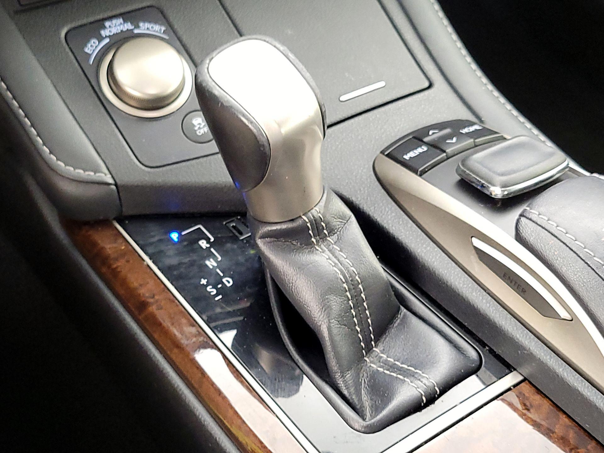 Thumbnail: 2016 Lexus ES - 17