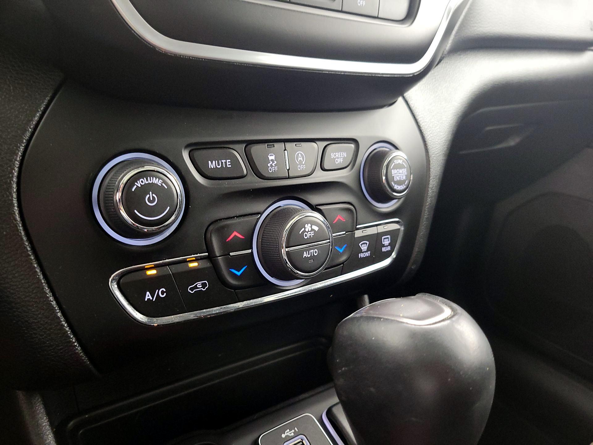Thumbnail: 2021 Jeep Cherokee - 16