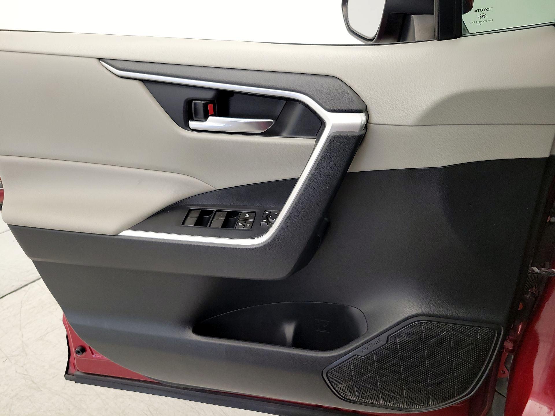 Thumbnail: 2020 Toyota RAV4 - 12