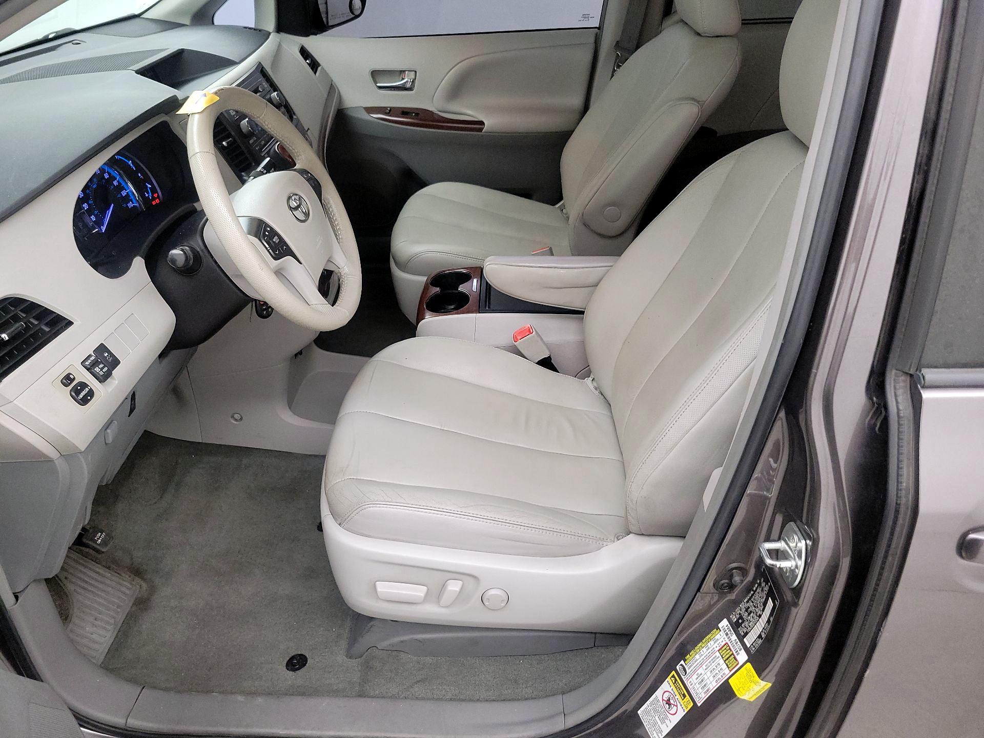 Thumbnail: 2014 Toyota Sienna - 11
