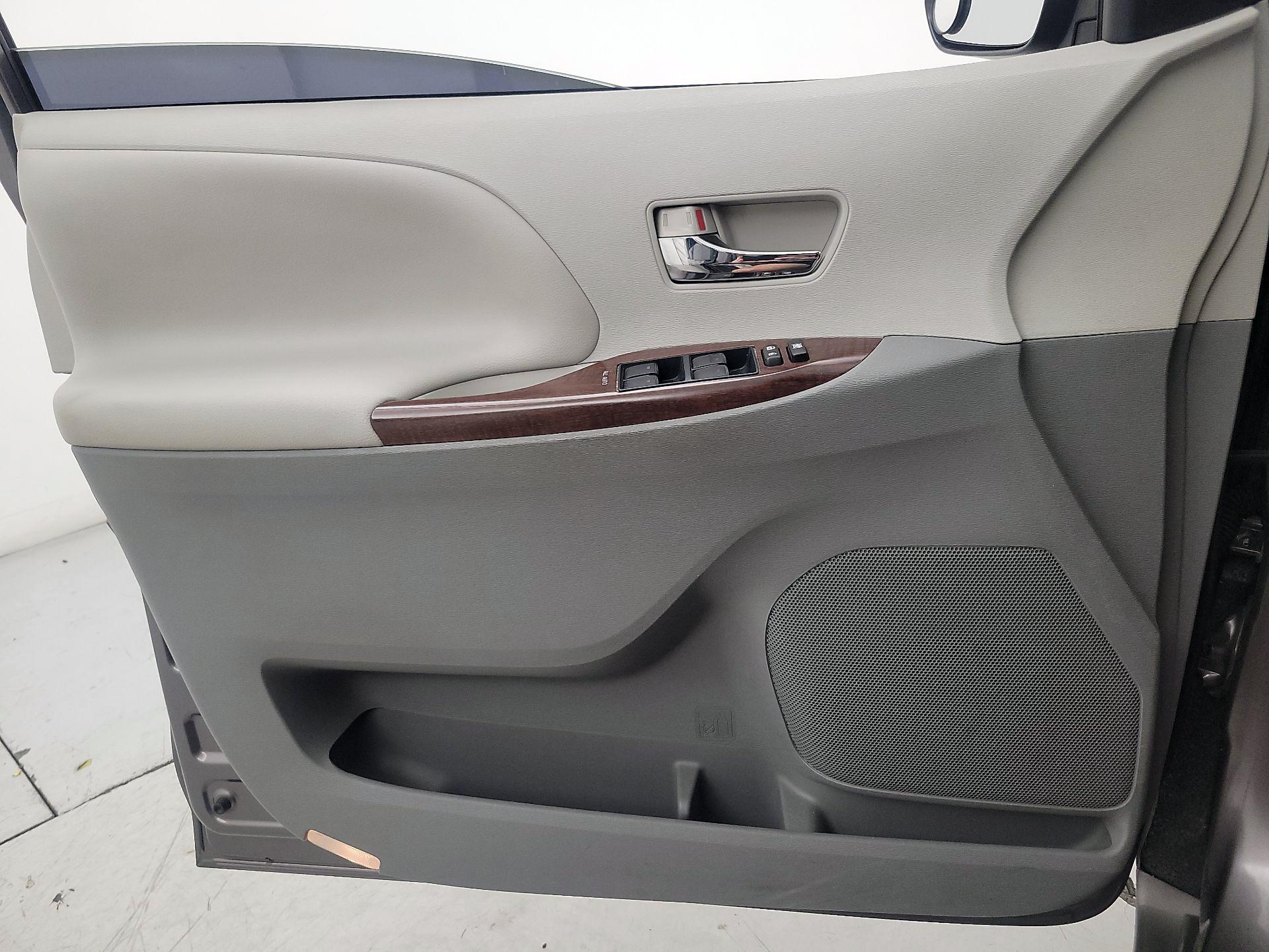Thumbnail: 2014 Toyota Sienna - 12
