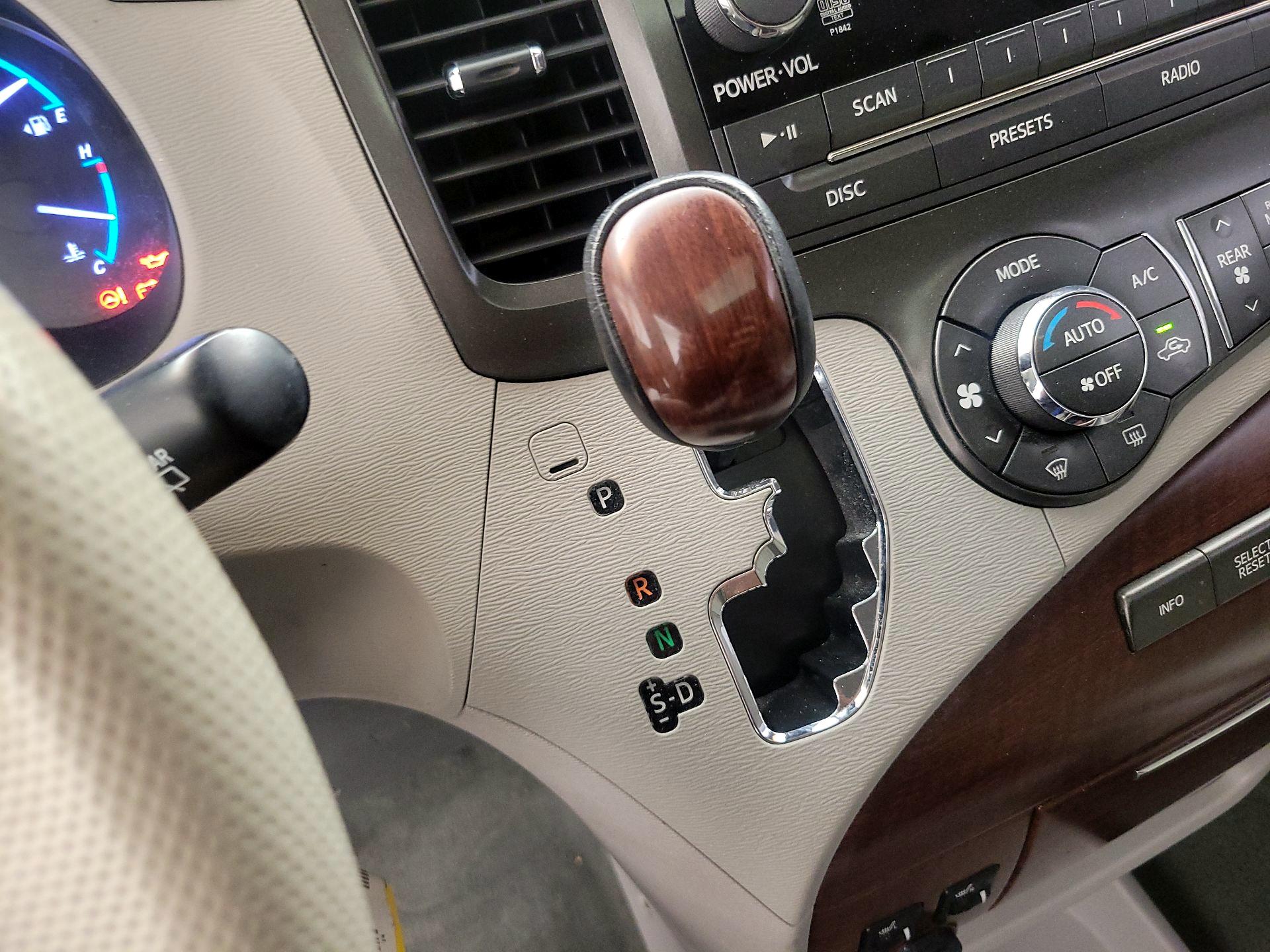 Thumbnail: 2014 Toyota Sienna - 17