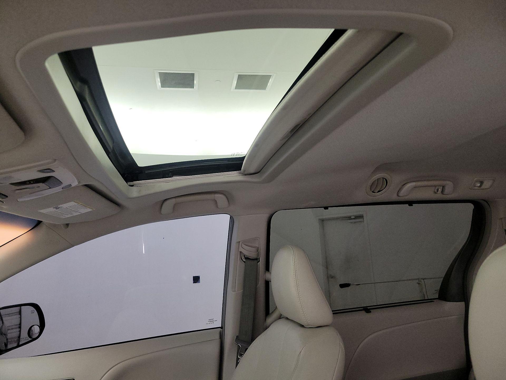 Thumbnail: 2014 Toyota Sienna - 19