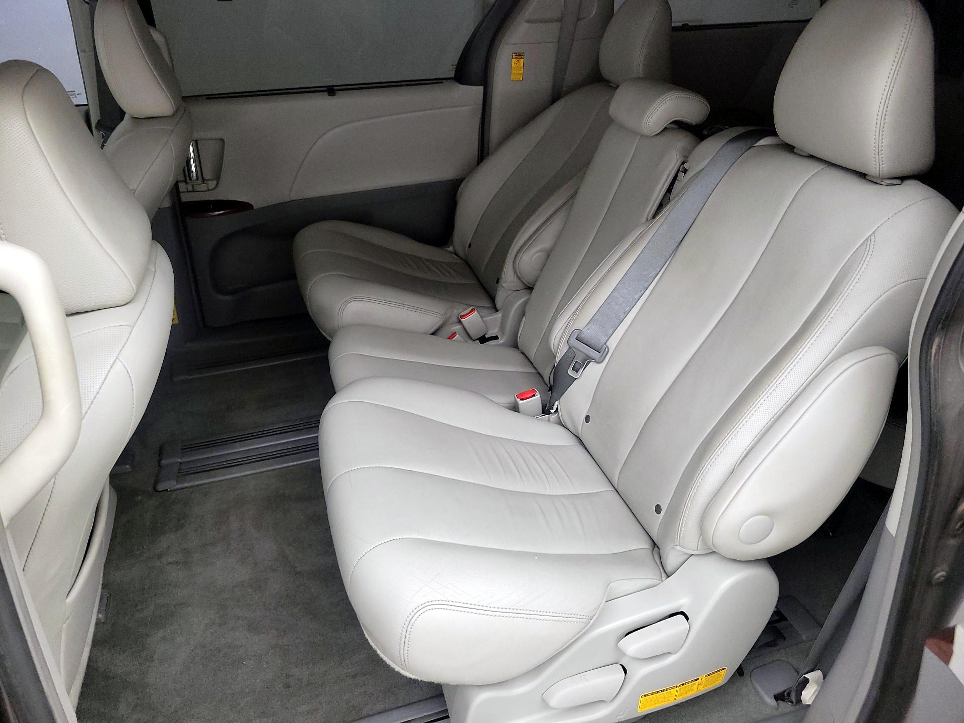 Thumbnail: 2014 Toyota Sienna - 20