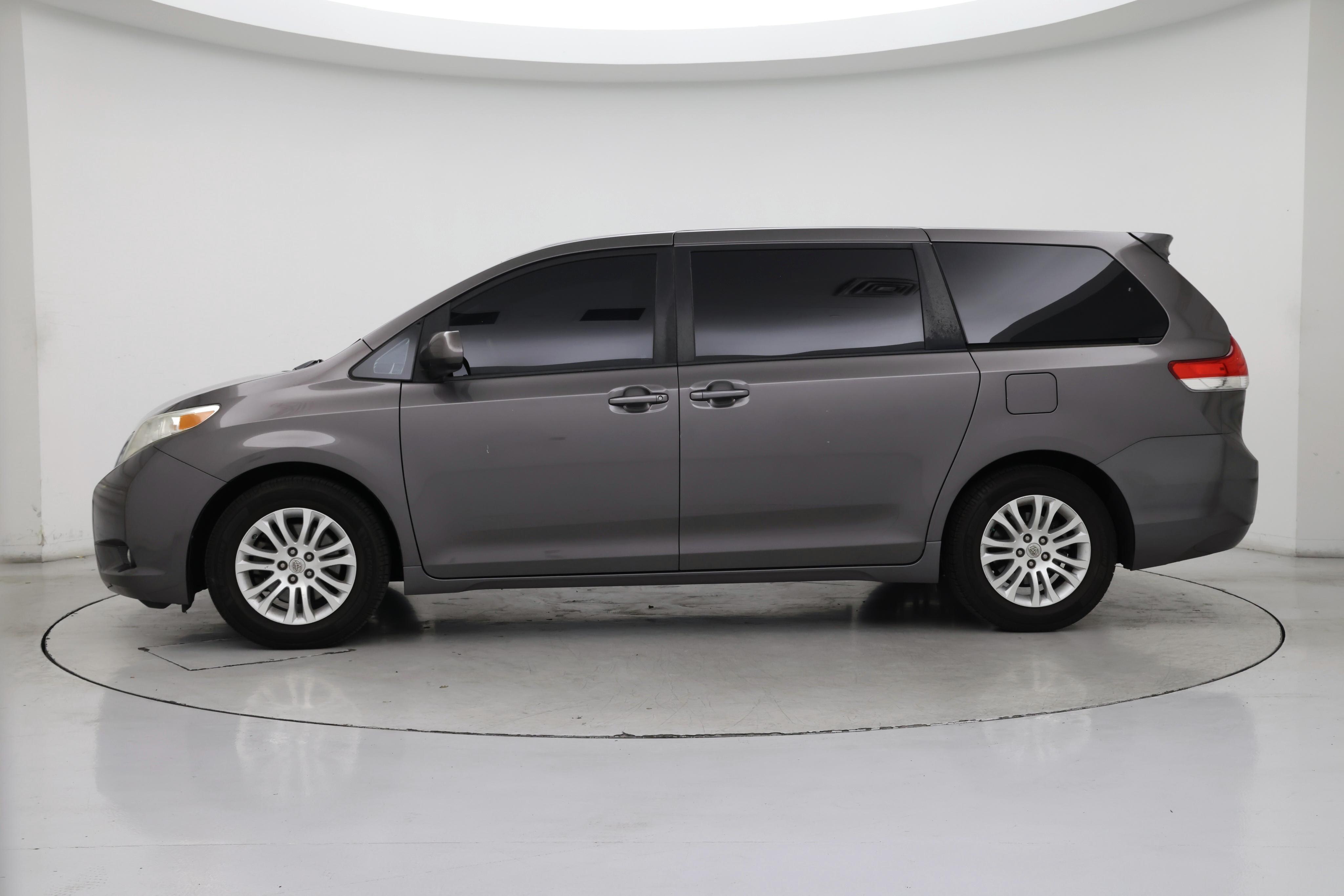 Thumbnail: 2014 Toyota Sienna - 3