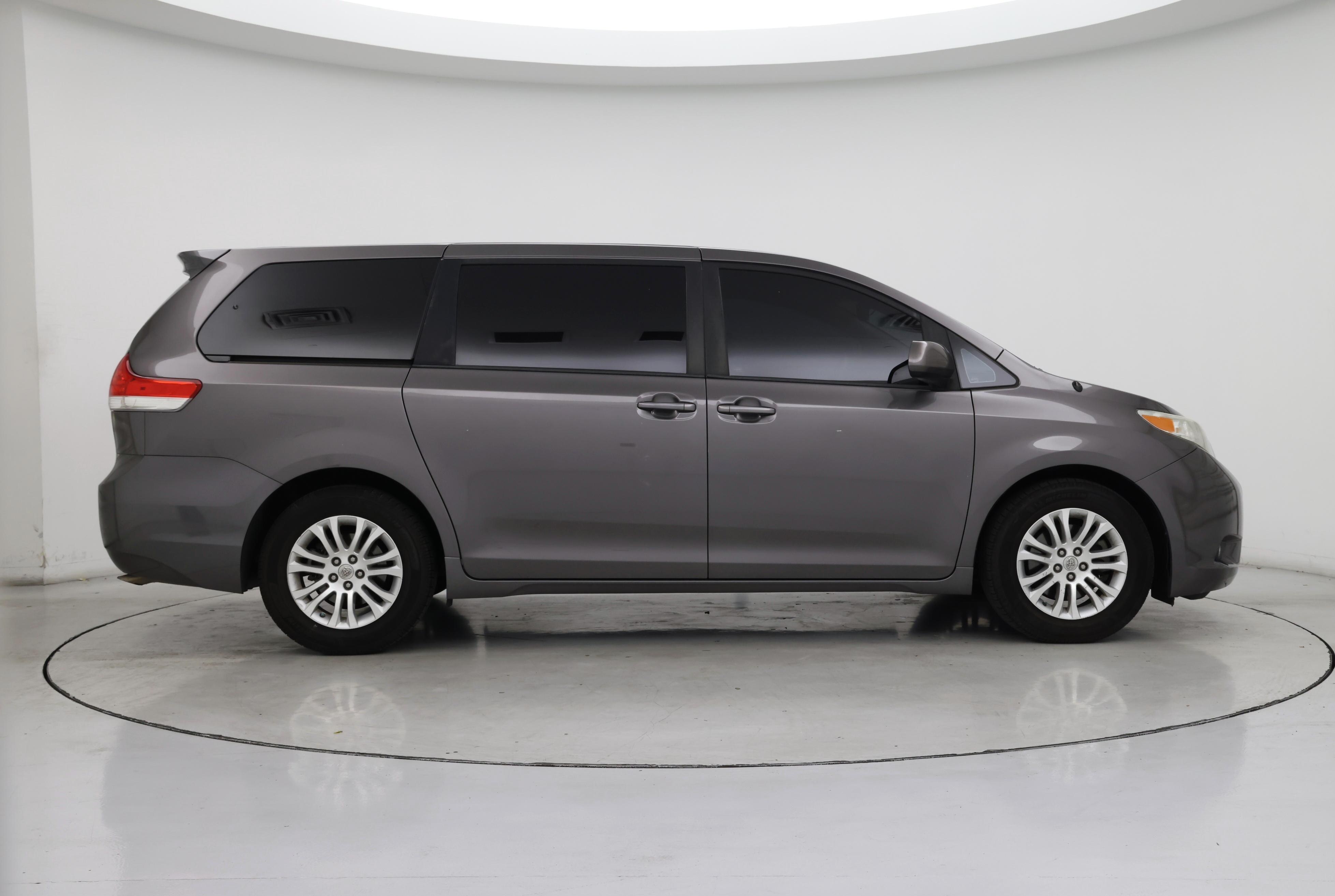 Thumbnail: 2014 Toyota Sienna - 7