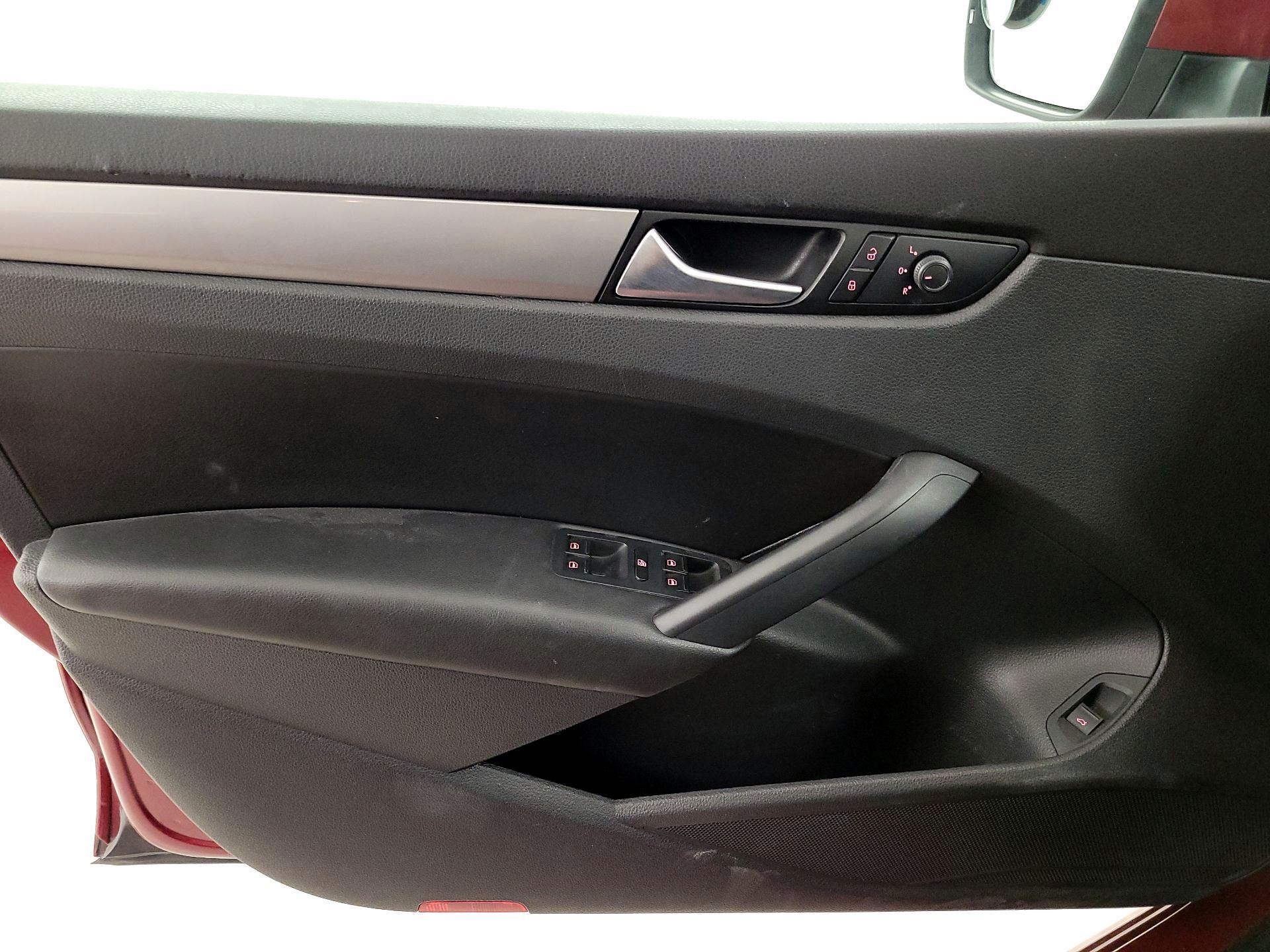 Thumbnail: 2015 Volkswagen Passat - 12