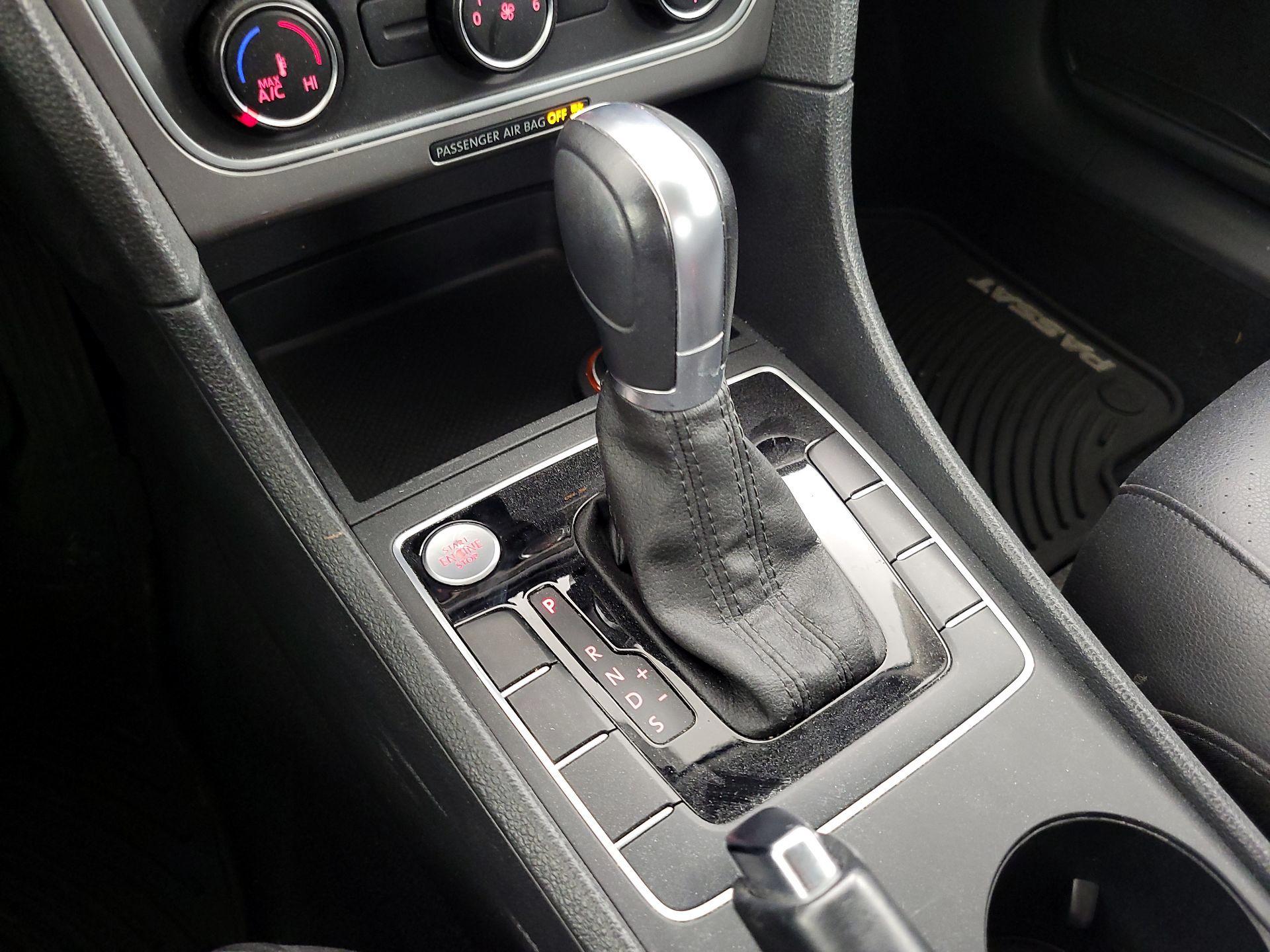 Thumbnail: 2015 Volkswagen Passat - 17