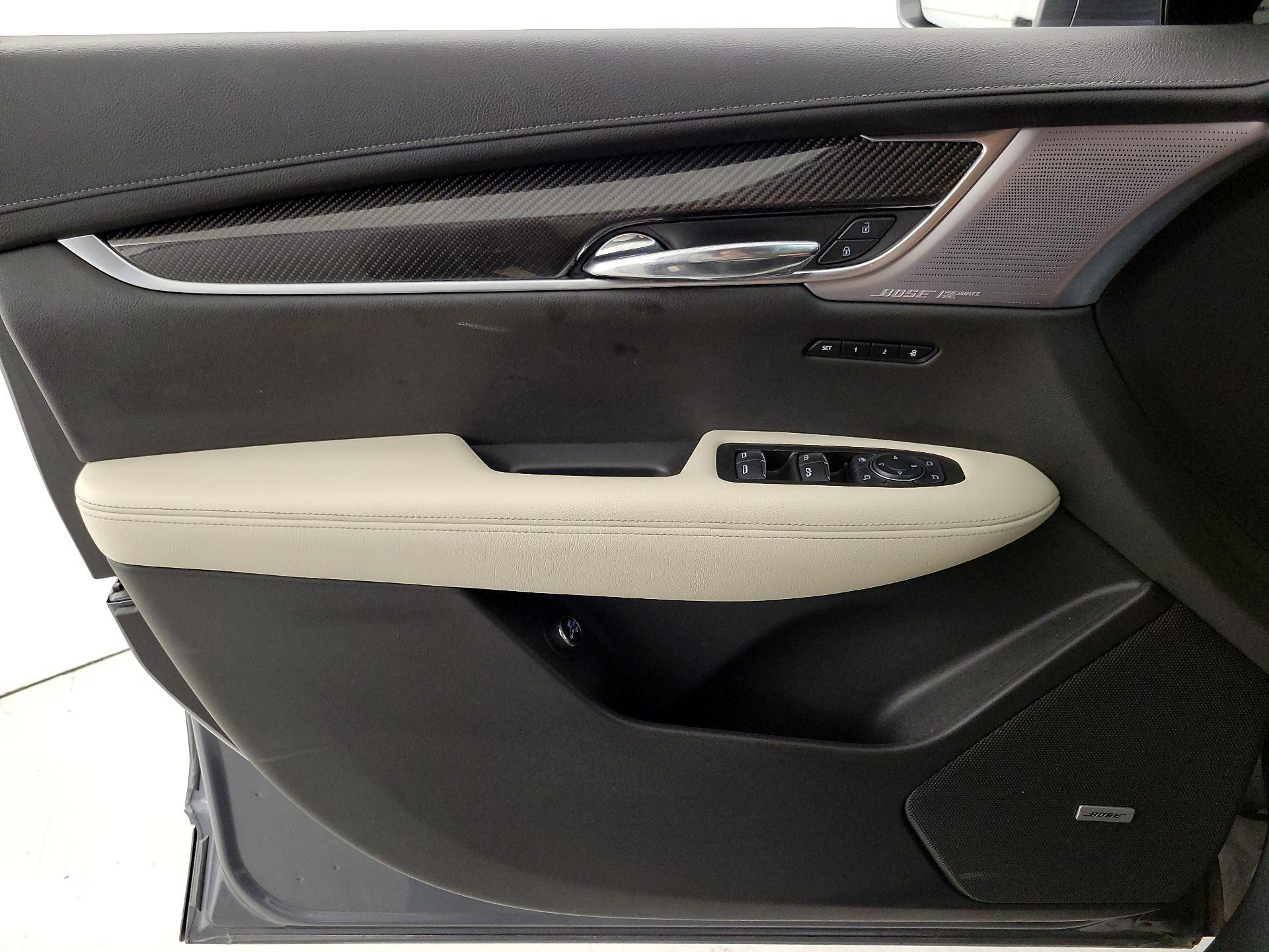 Thumbnail: 2020 Cadillac XT6 - 12