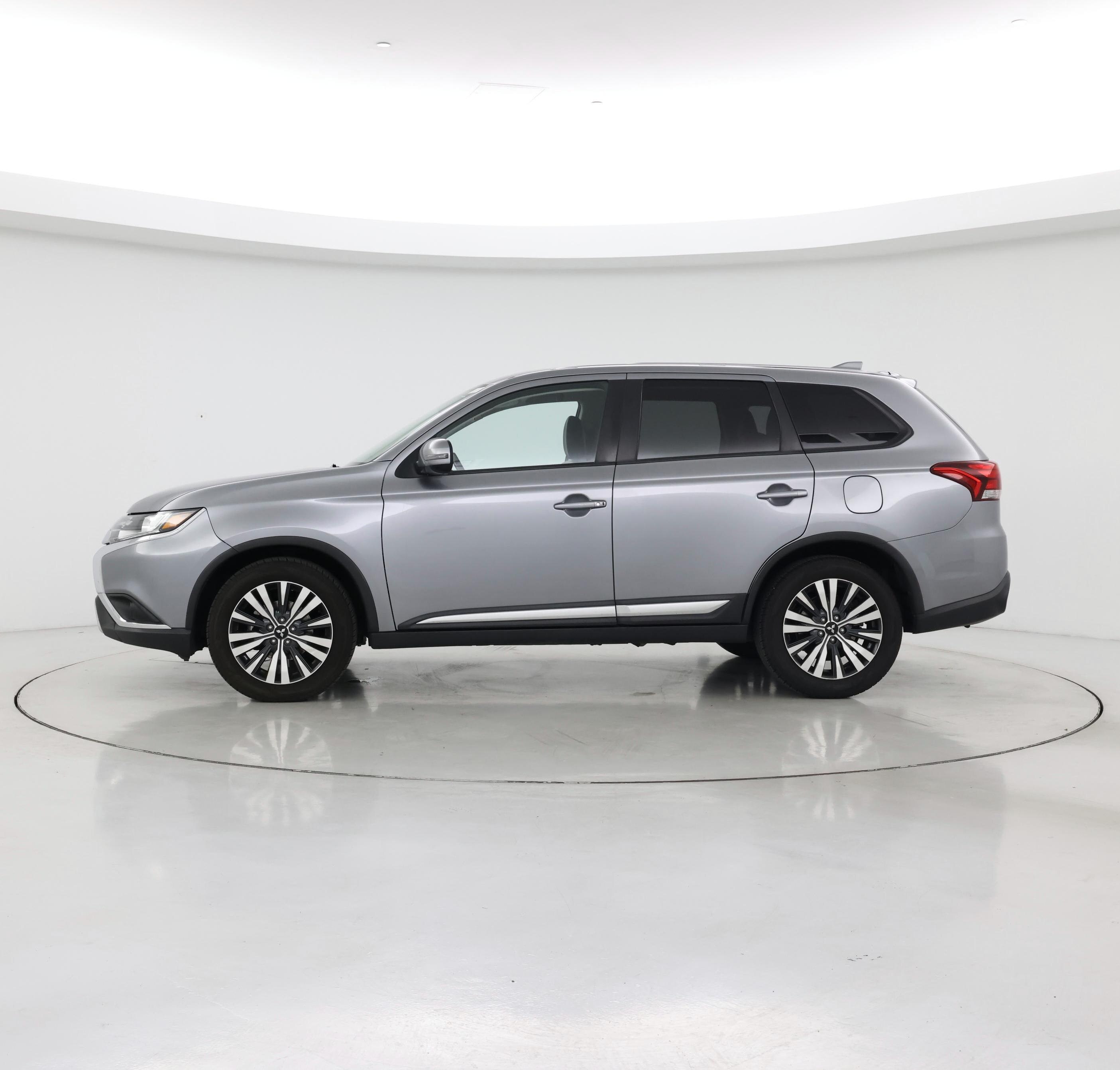 Thumbnail: 2020 Mitsubishi Outlander - 3