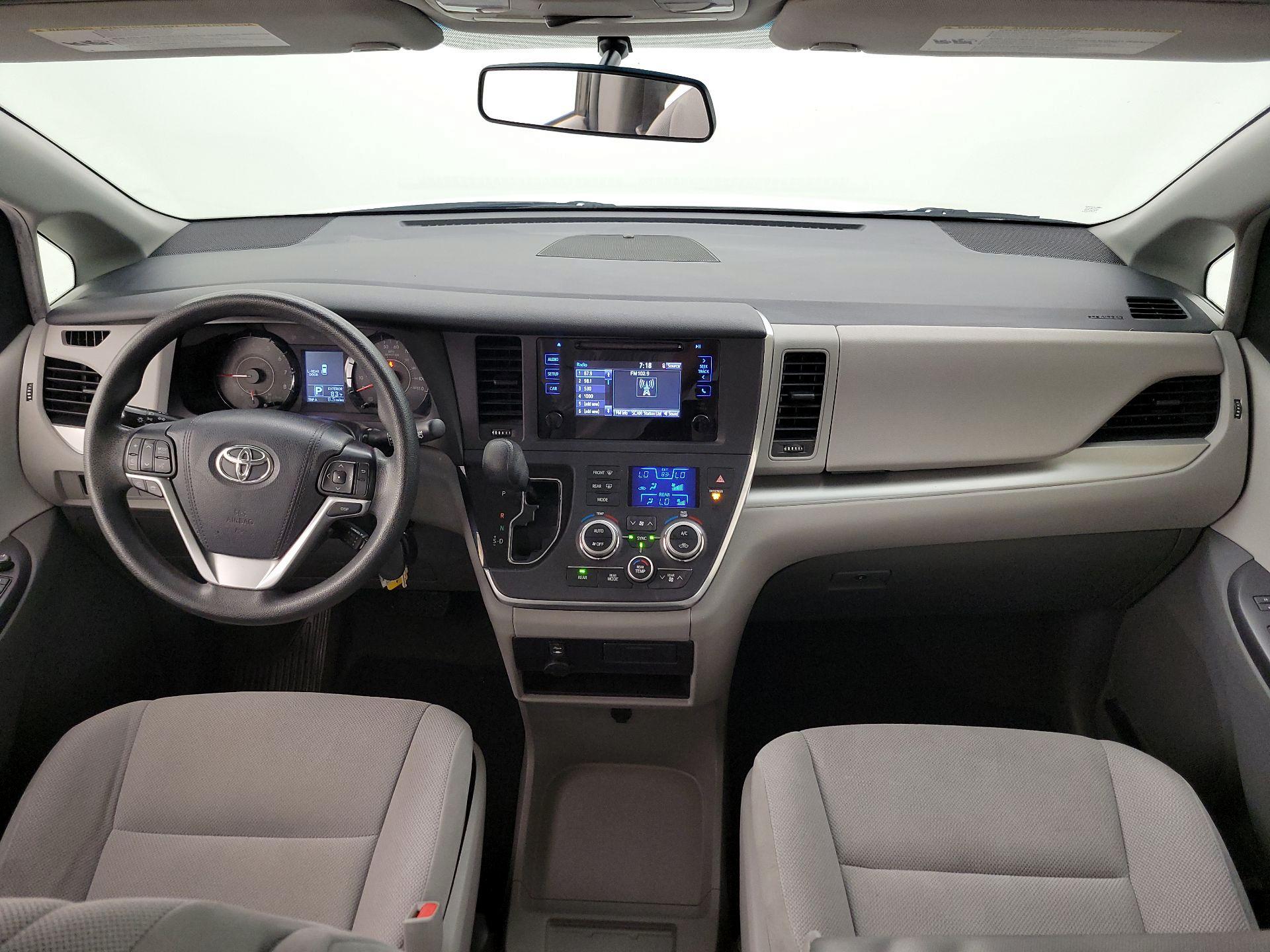 Thumbnail: 2017 Toyota Sienna - 9