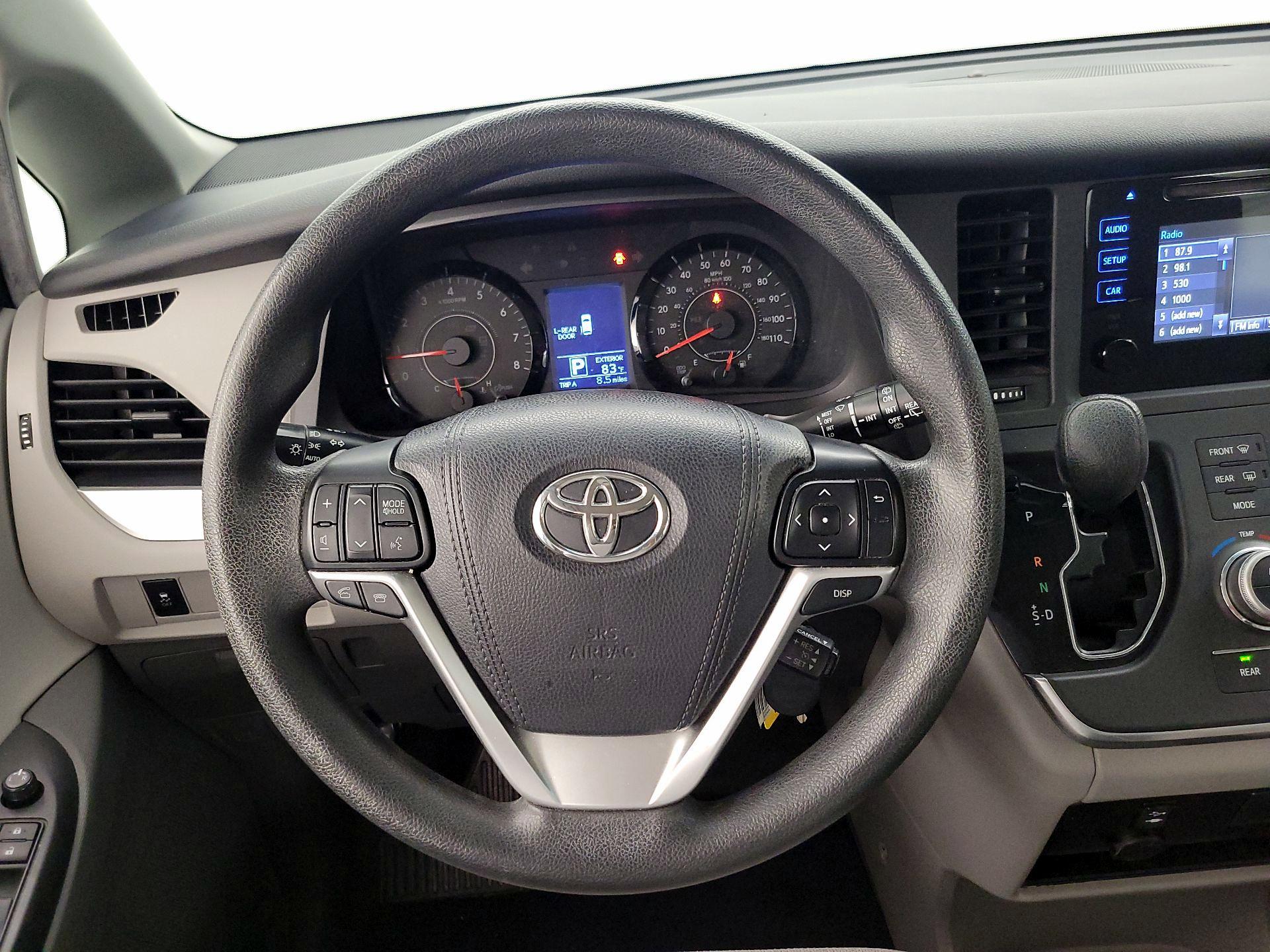 Thumbnail: 2017 Toyota Sienna - 10