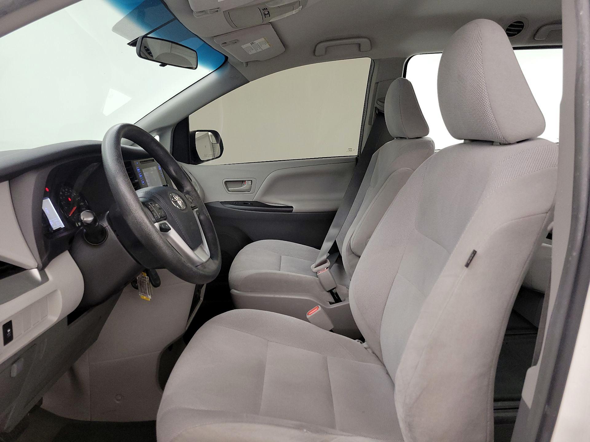 Thumbnail: 2017 Toyota Sienna - 11