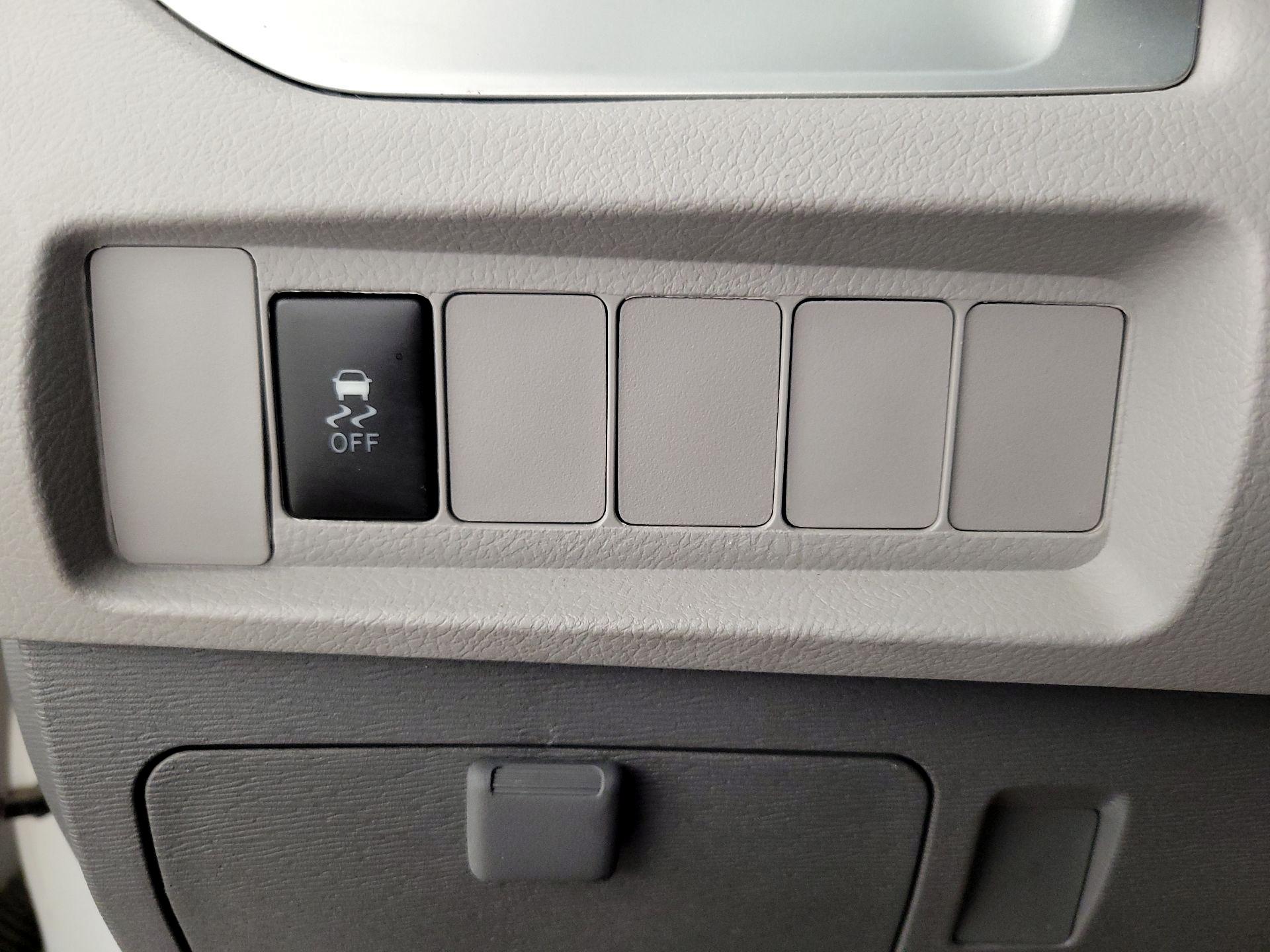 Thumbnail: 2017 Toyota Sienna - 13