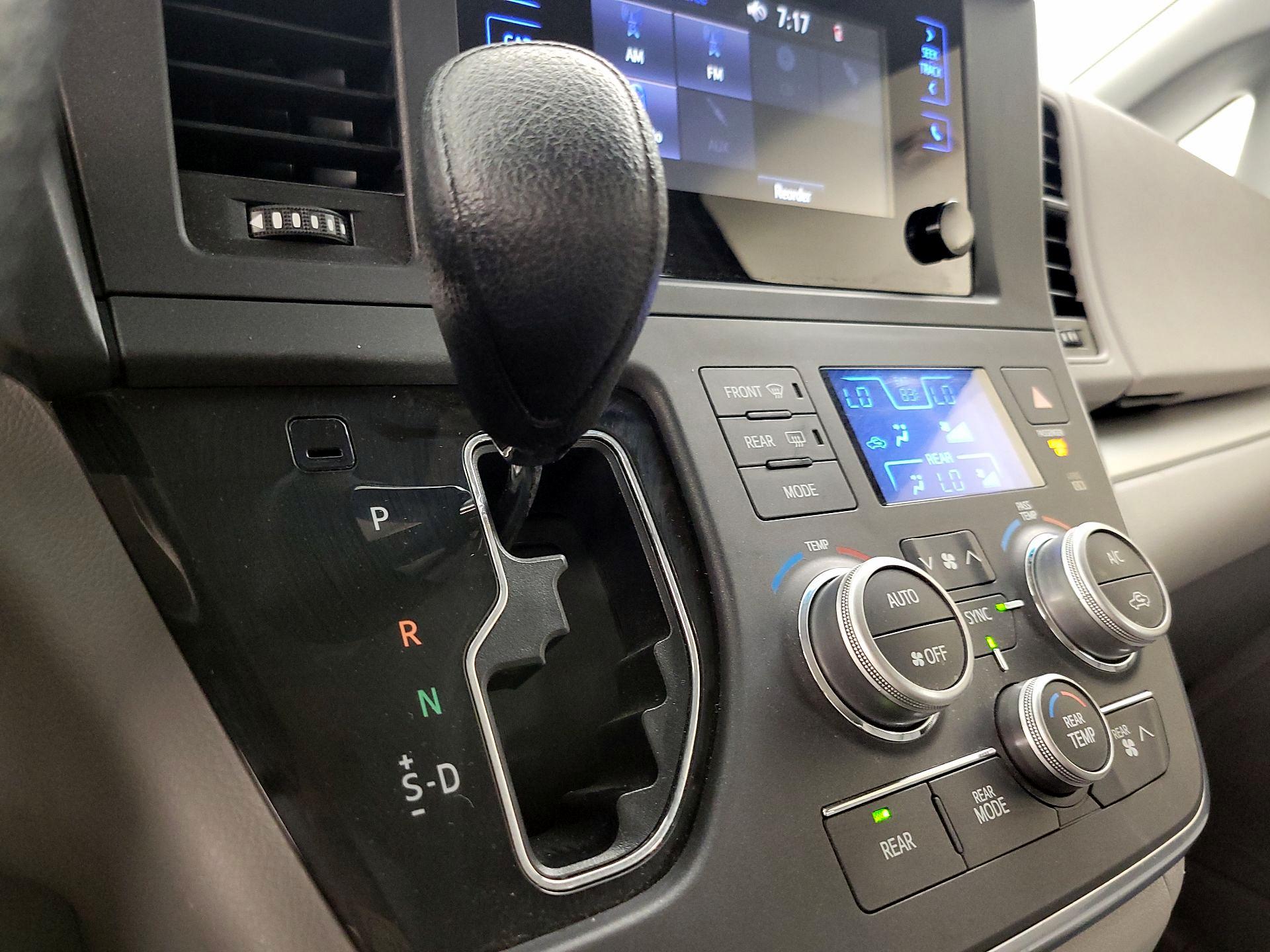 Thumbnail: 2017 Toyota Sienna - 17