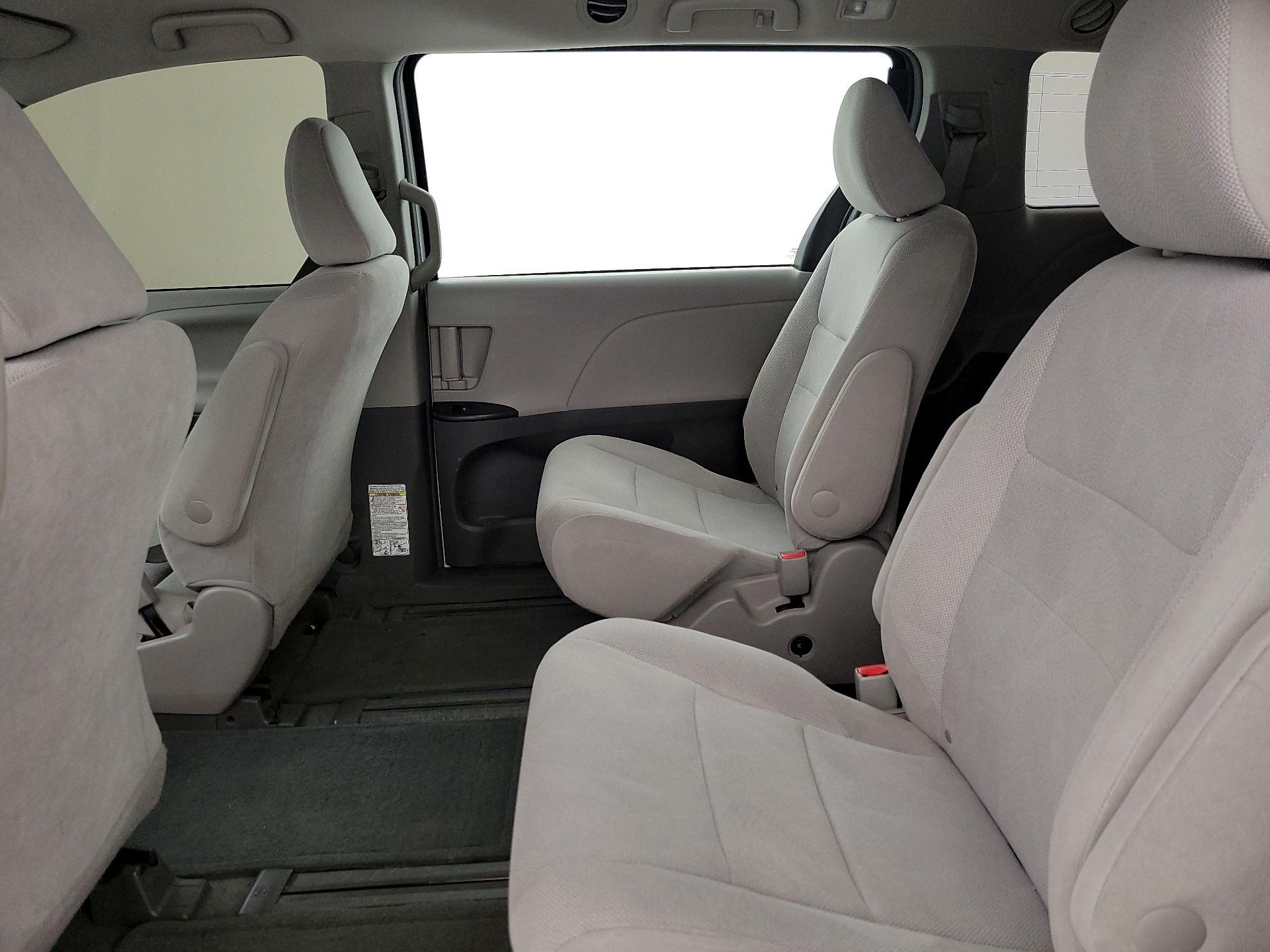 Thumbnail: 2017 Toyota Sienna - 19