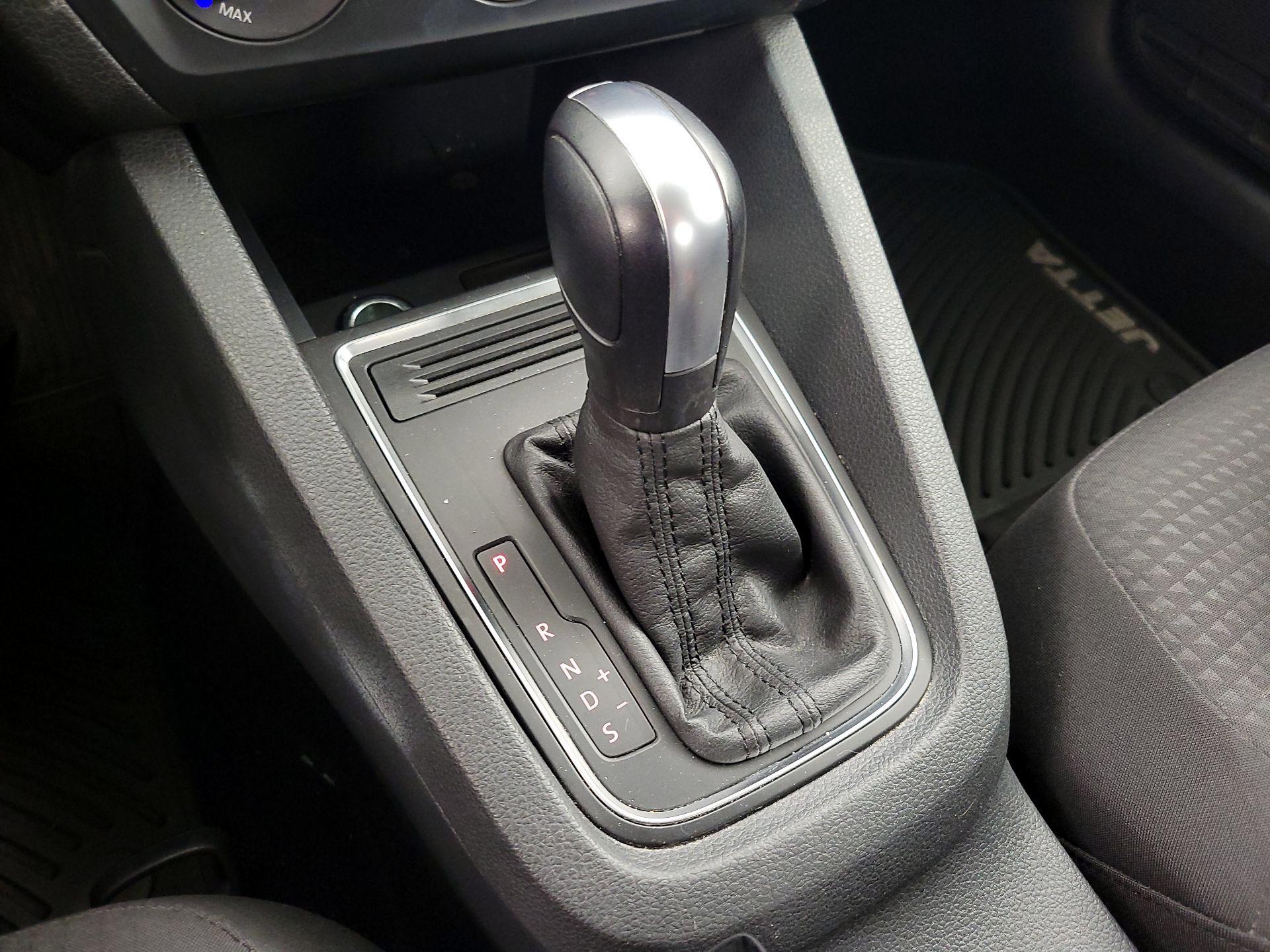 Thumbnail: 2016 Volkswagen Jetta - 16