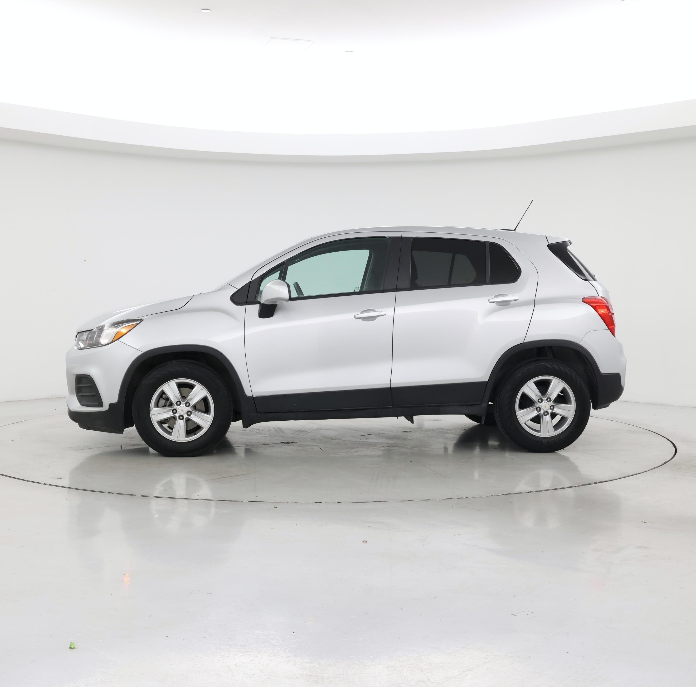 Thumbnail: 2022 Chevrolet Trax - 3