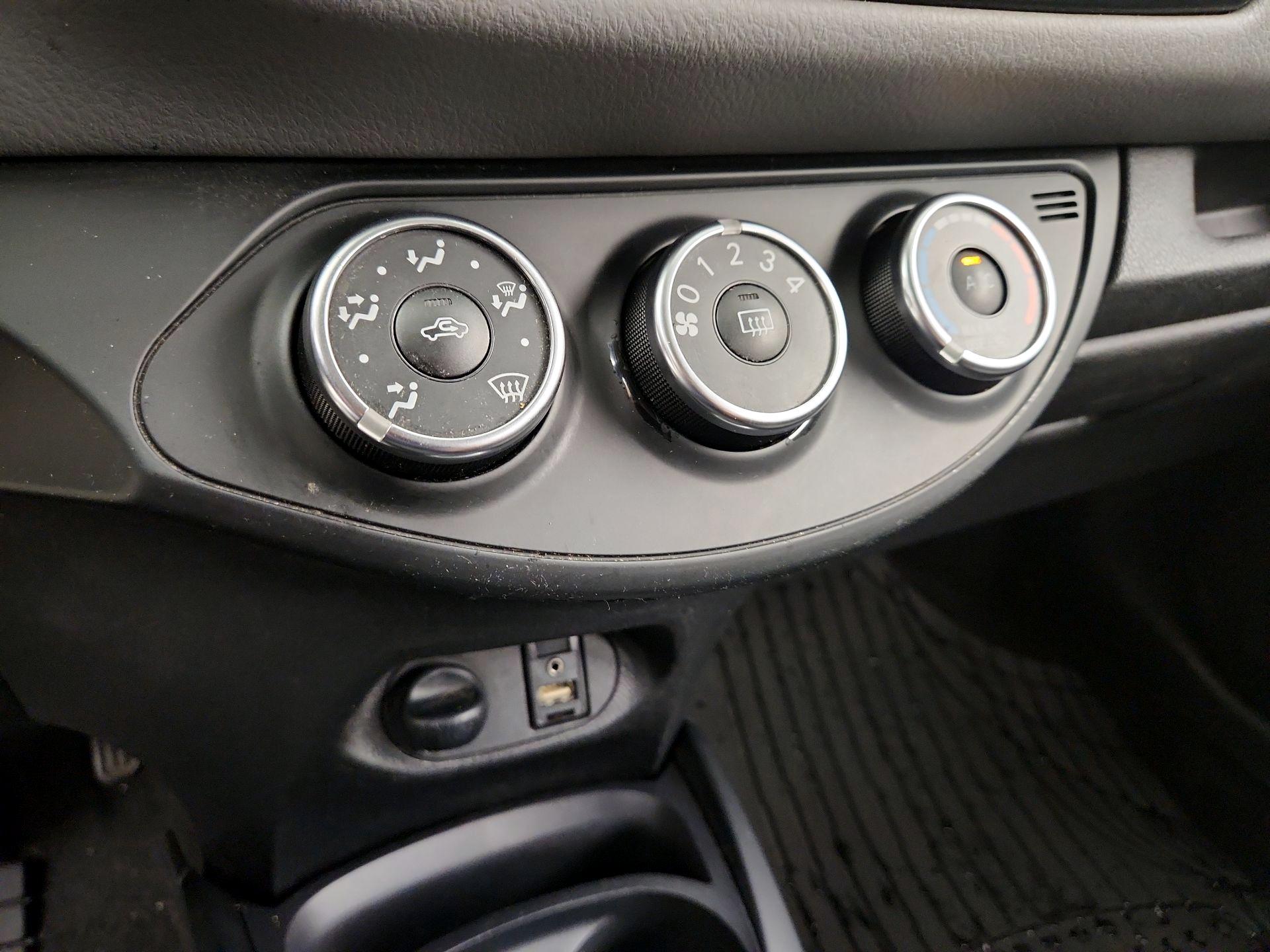 Thumbnail: 2015 Toyota Yaris - 15
