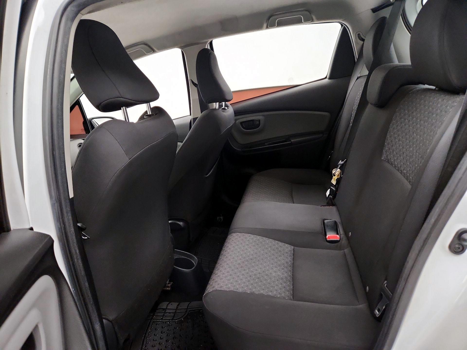 Thumbnail: 2015 Toyota Yaris - 18