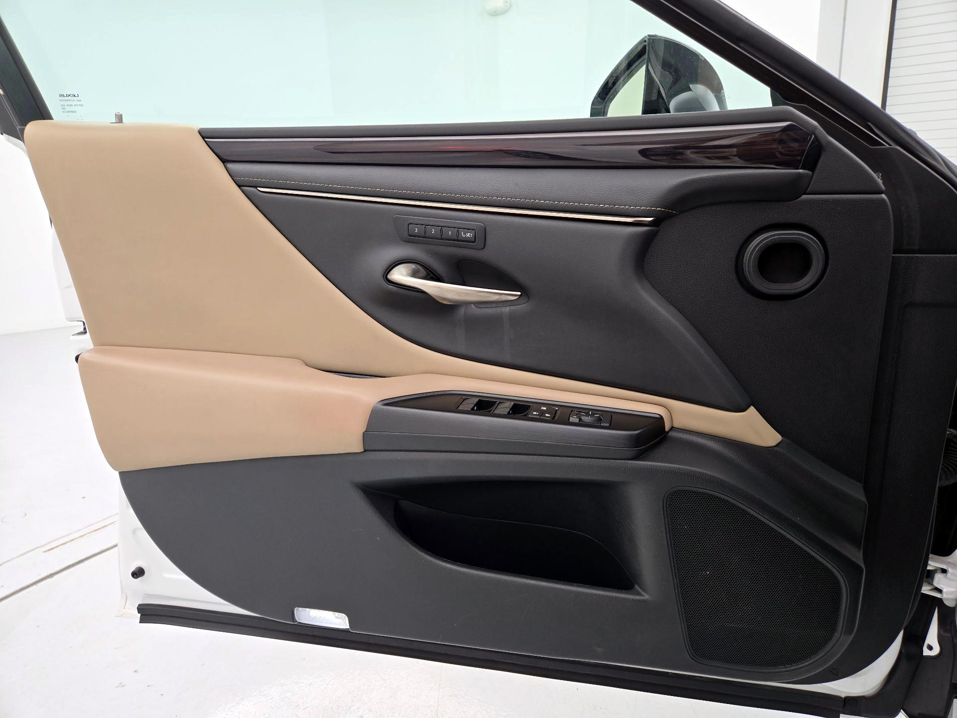 Thumbnail: 2019 Lexus ES - 12