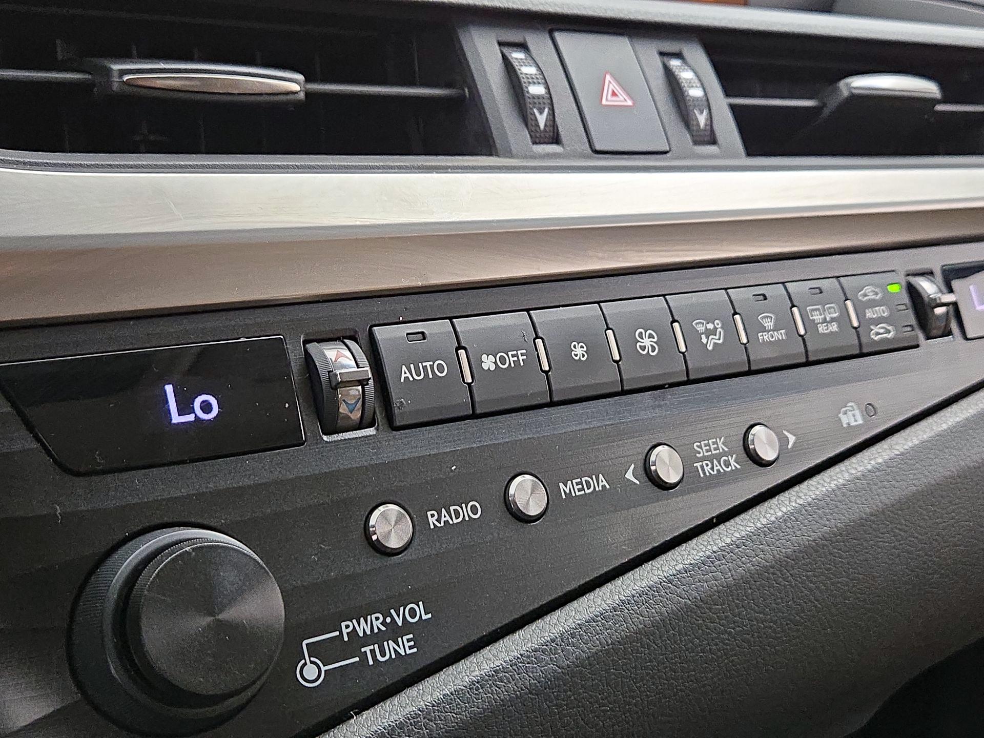 Thumbnail: 2019 Lexus ES - 16