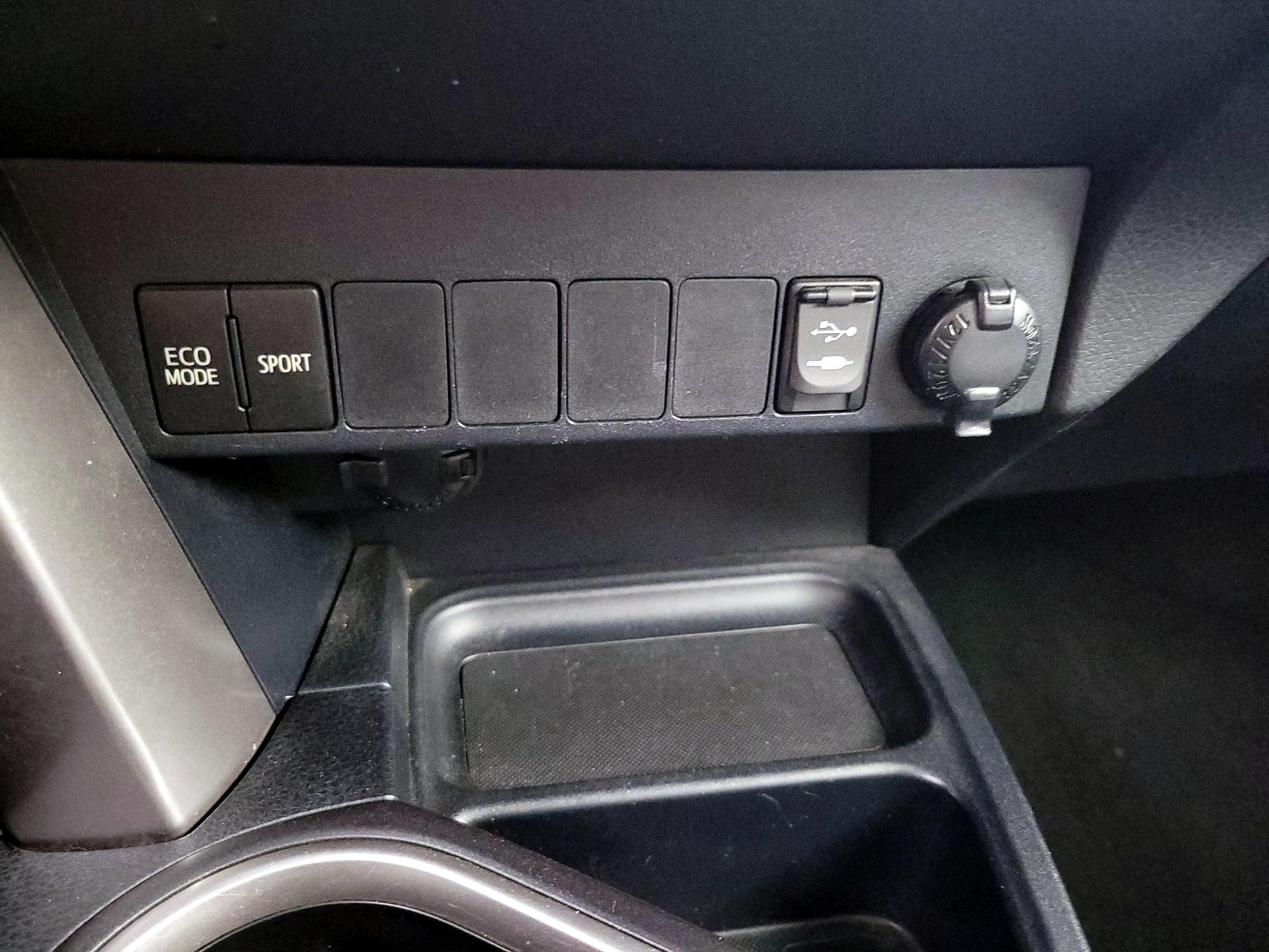 Thumbnail: 2016 Toyota RAV4 - 19