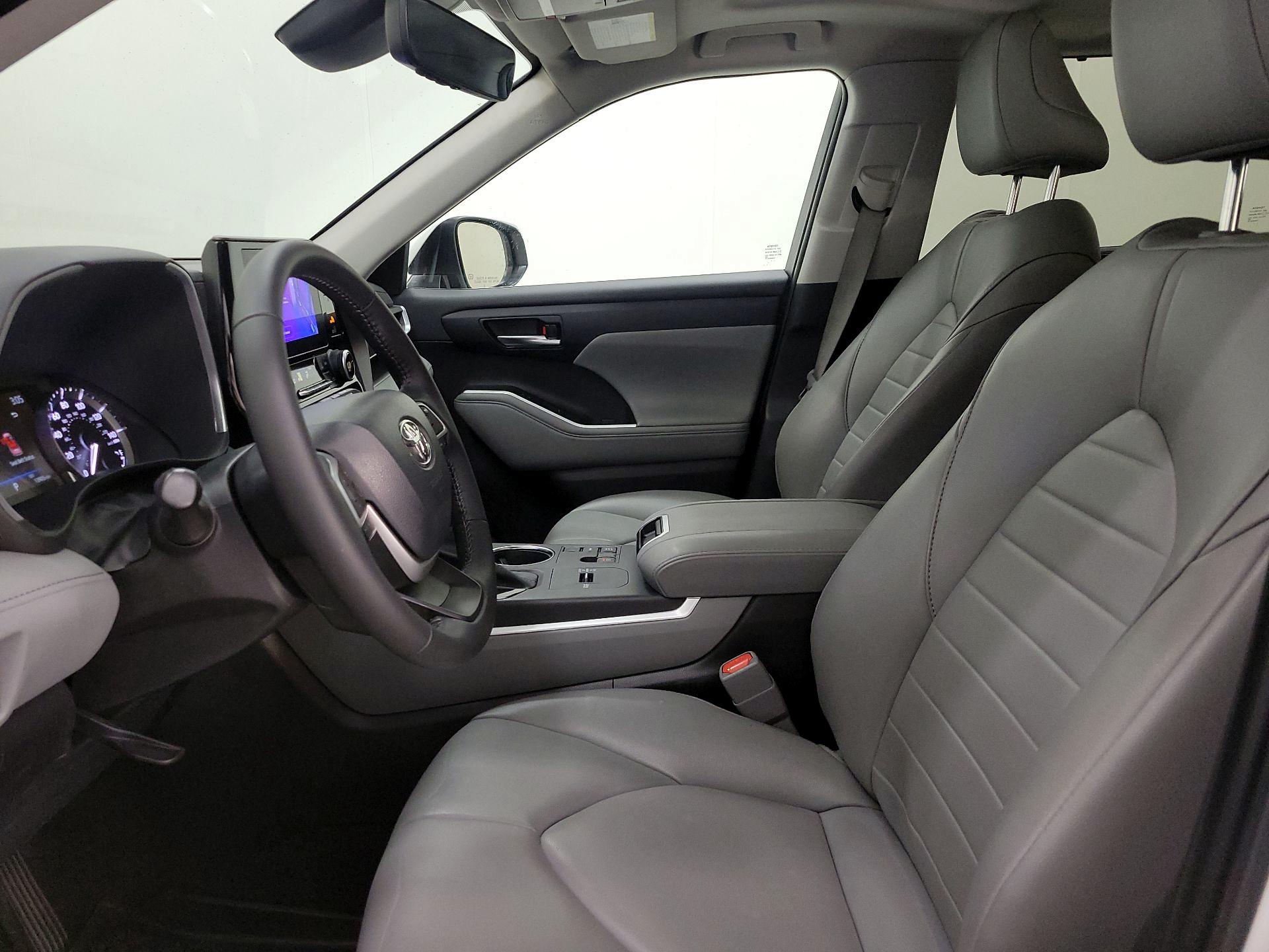 Thumbnail: 2023 Toyota Highlander - 11