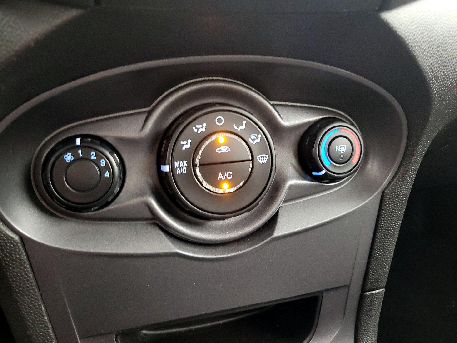Thumbnail: 2014 Ford Fiesta - 15