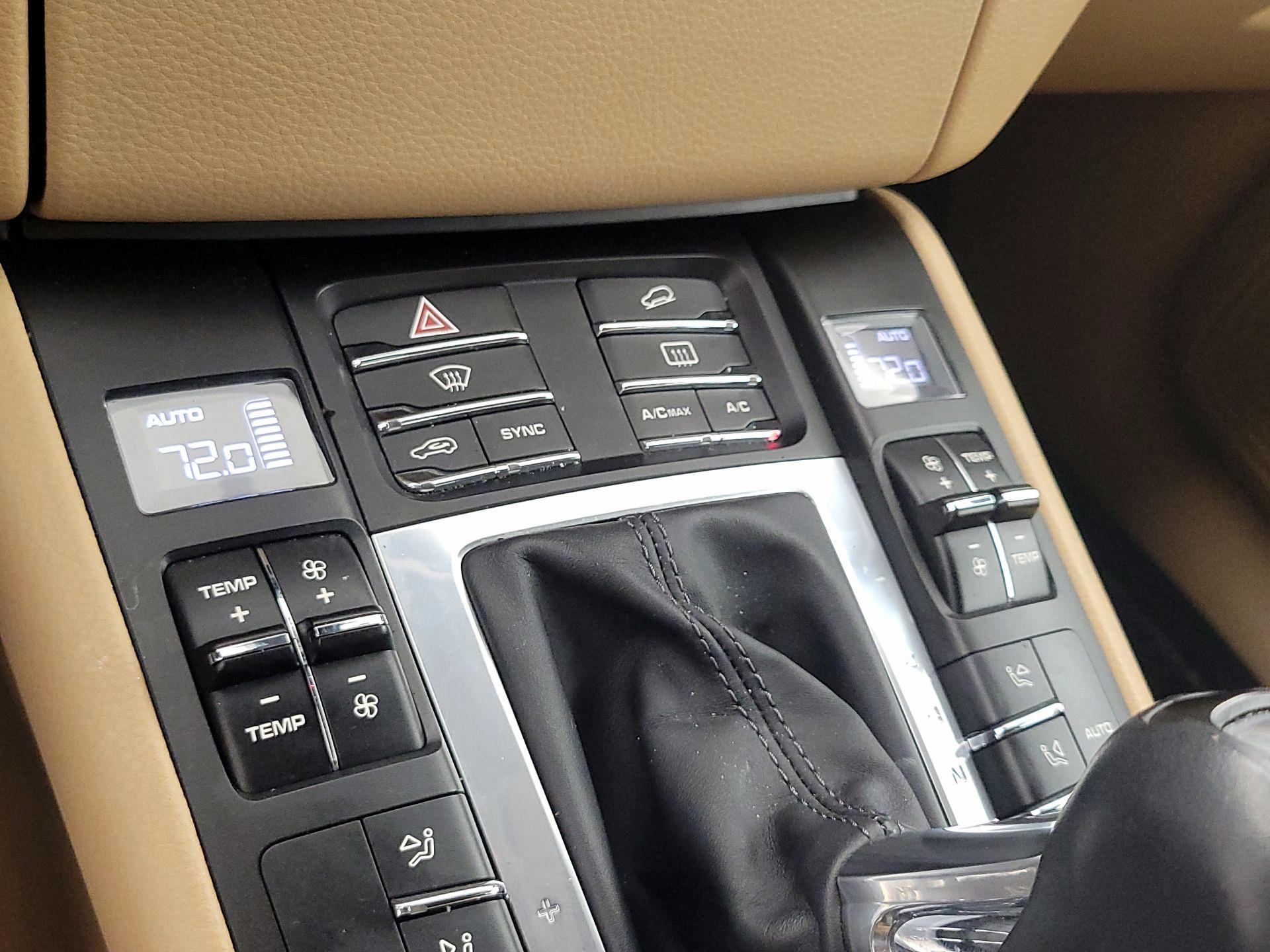 Thumbnail: 2017 Porsche Macan - 17