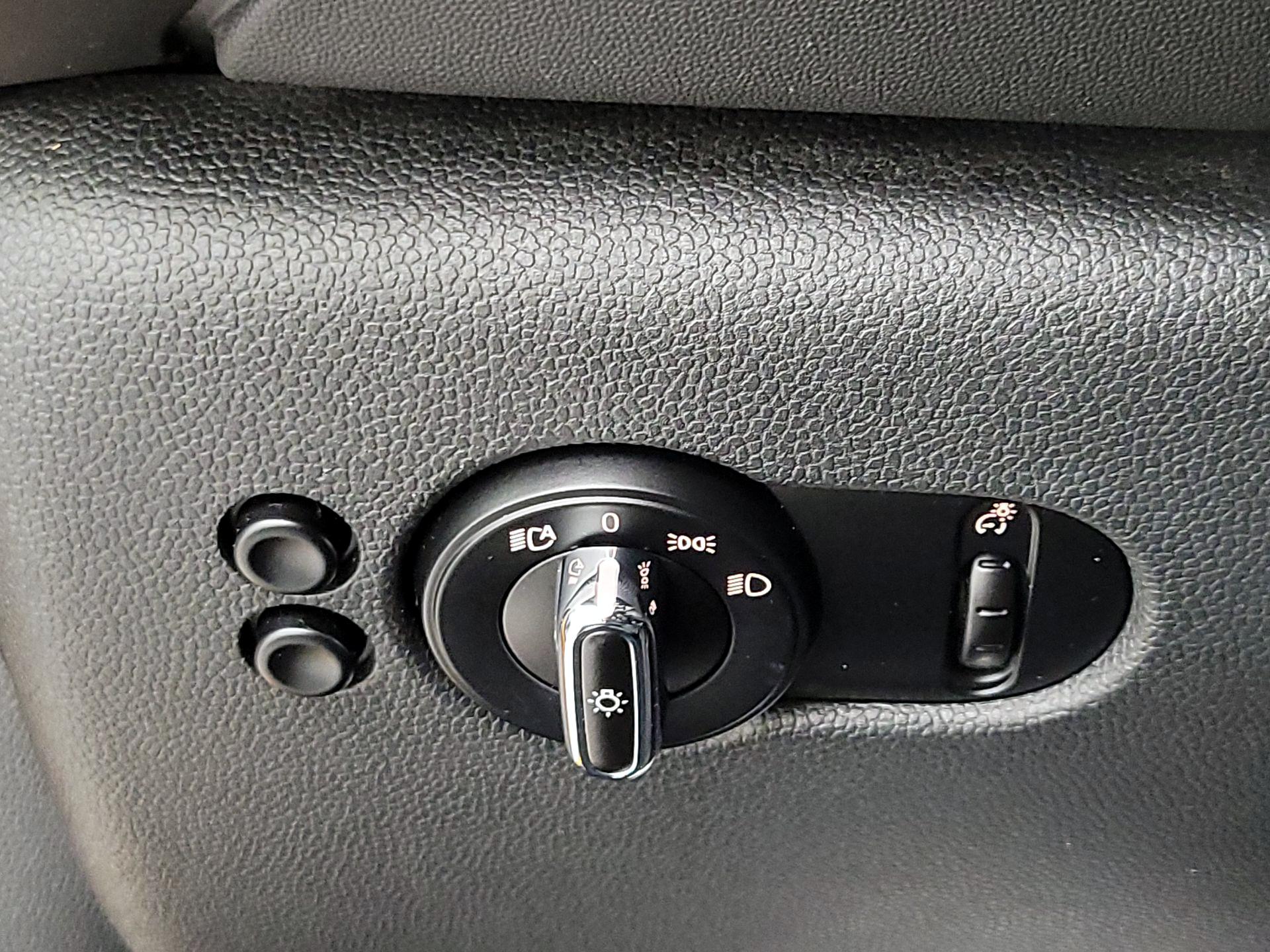 Thumbnail: 2015 MINI Cooper Hardtop - 13