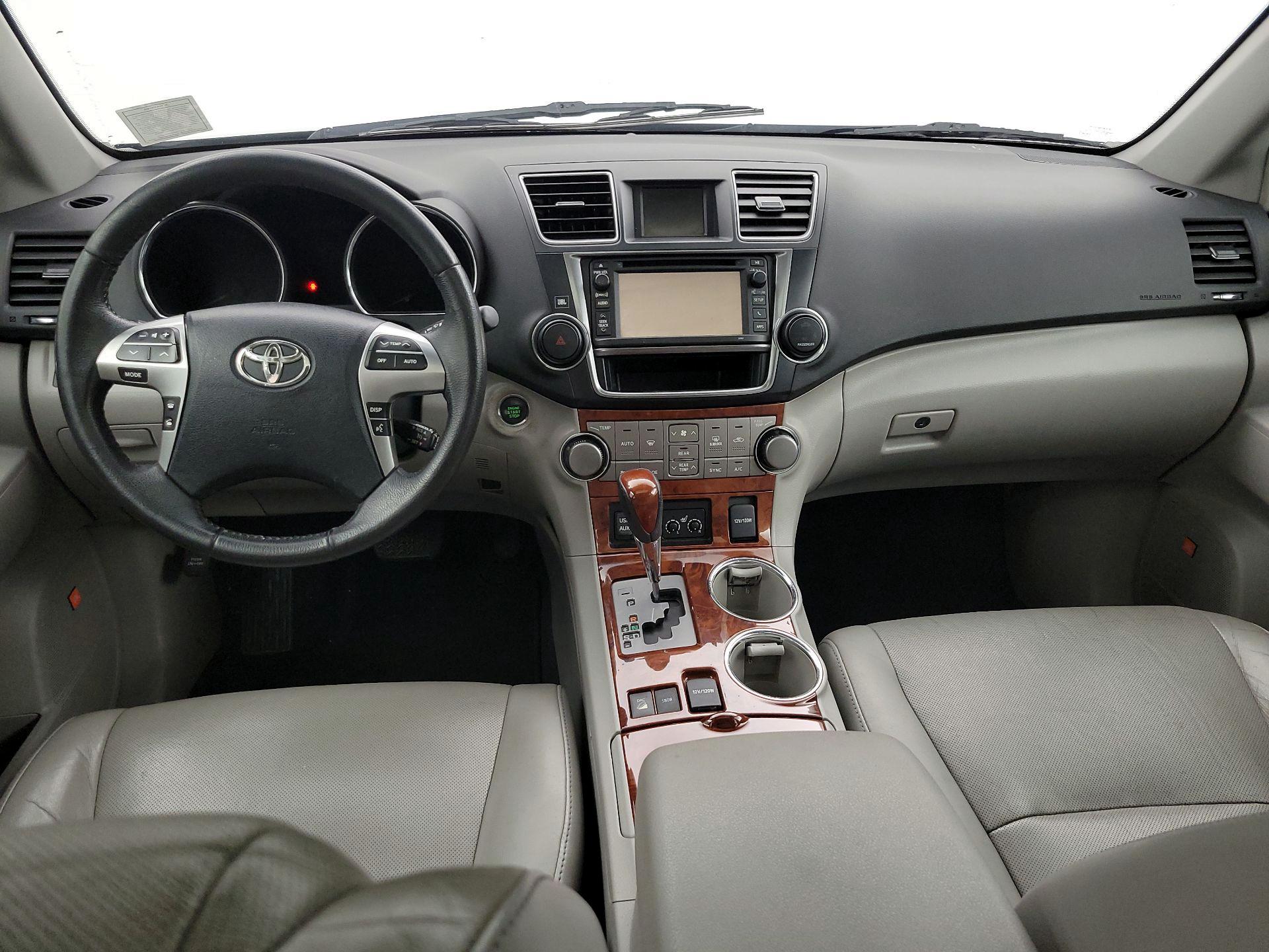 Thumbnail: 2013 Toyota Highlander - 9