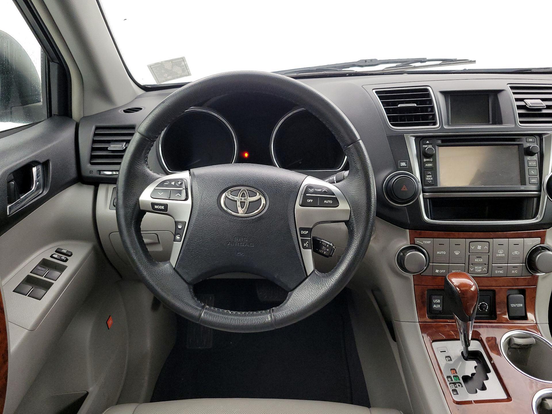 Thumbnail: 2013 Toyota Highlander - 10