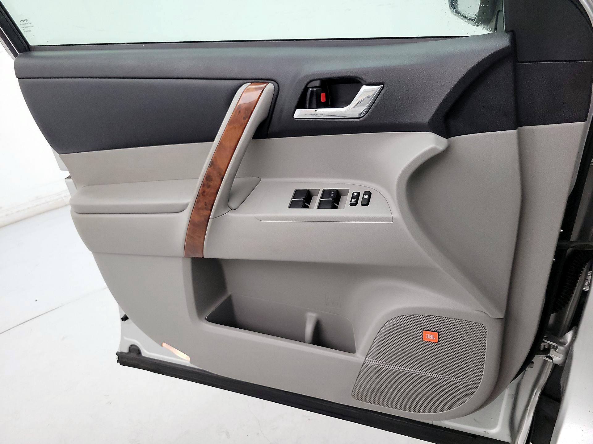 Thumbnail: 2013 Toyota Highlander - 12