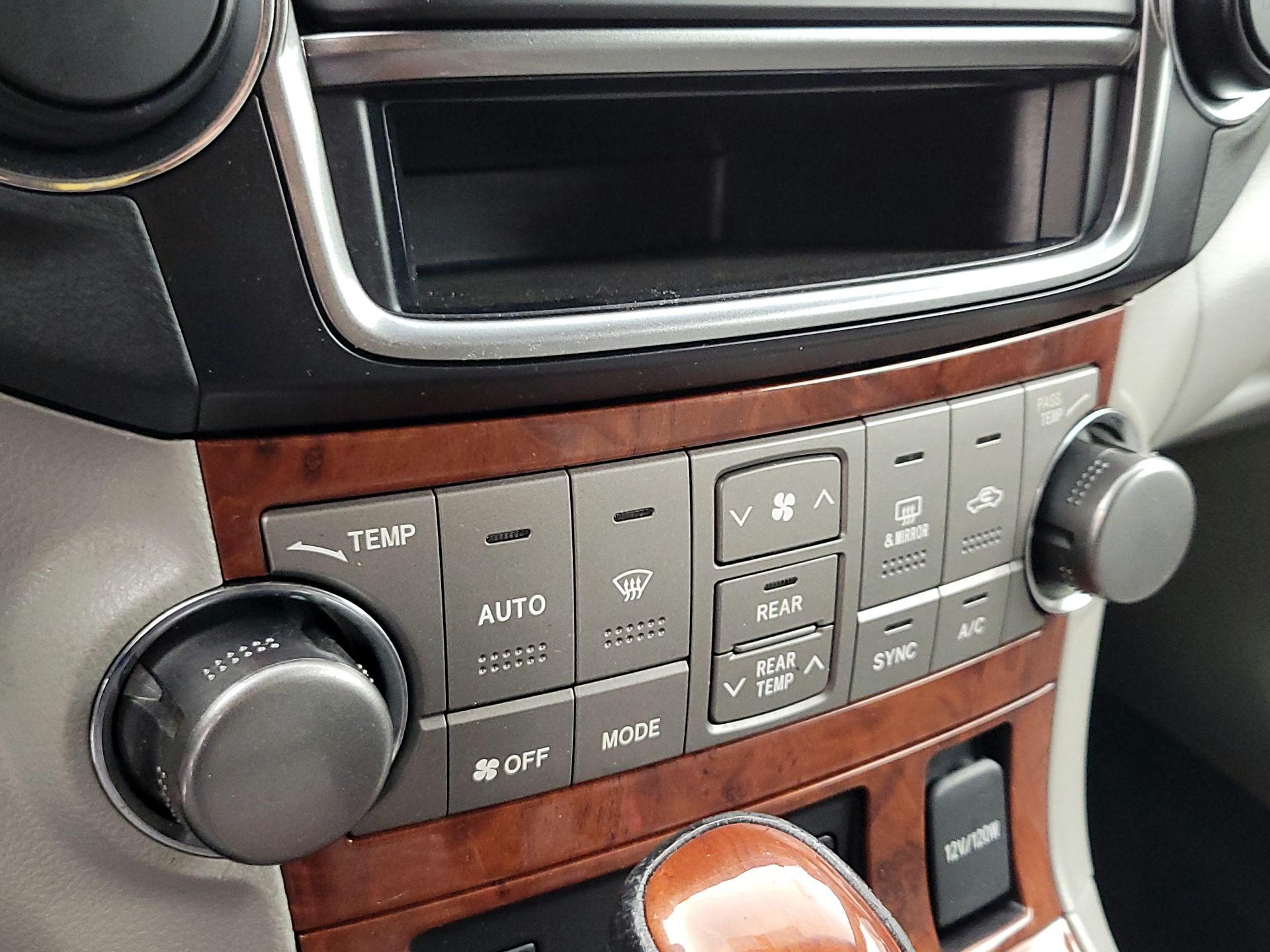 Thumbnail: 2013 Toyota Highlander - 16