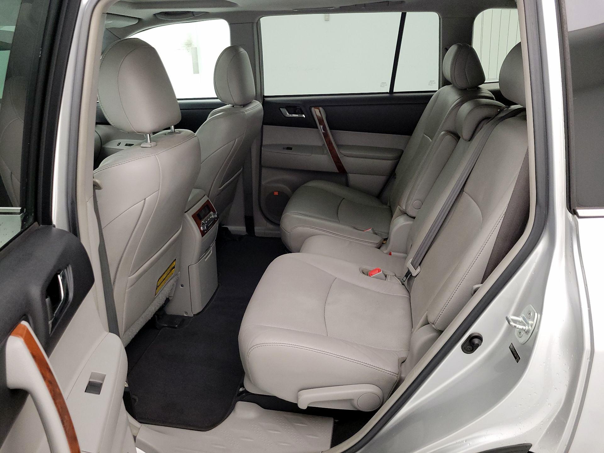 Thumbnail: 2013 Toyota Highlander - 20