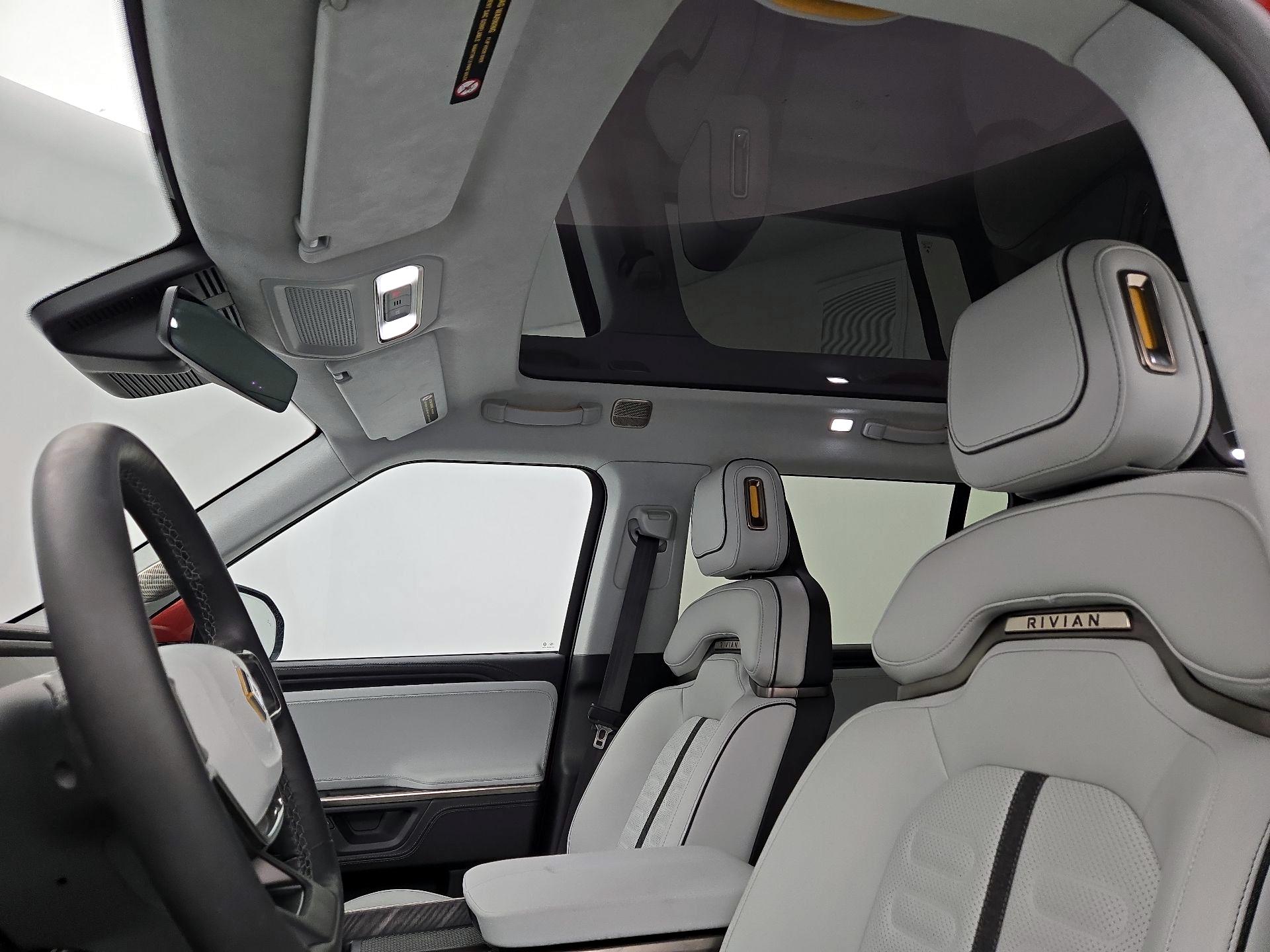 Thumbnail: 2025 Rivian R1S - 19