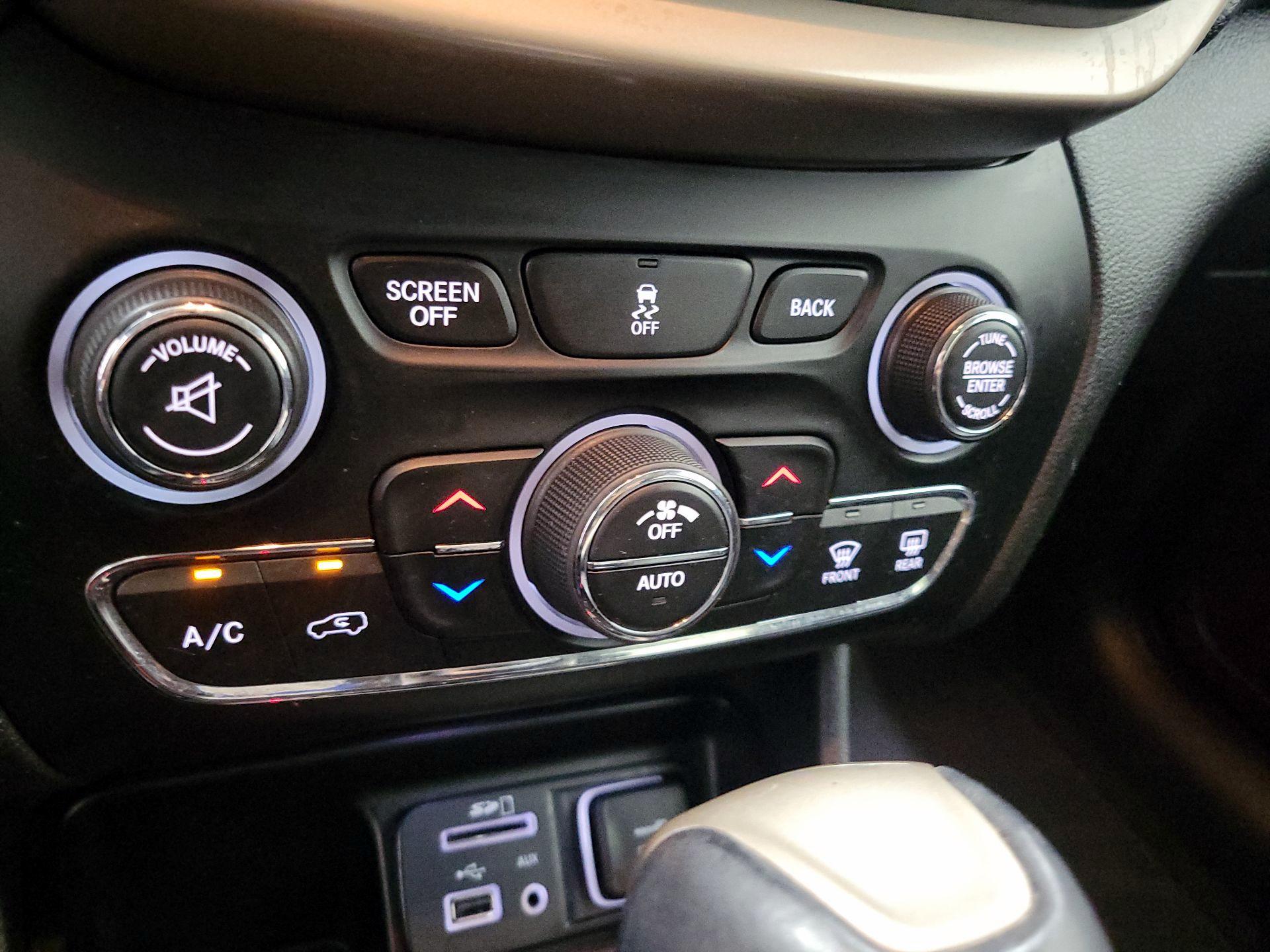 Thumbnail: 2014 Jeep Cherokee - 17