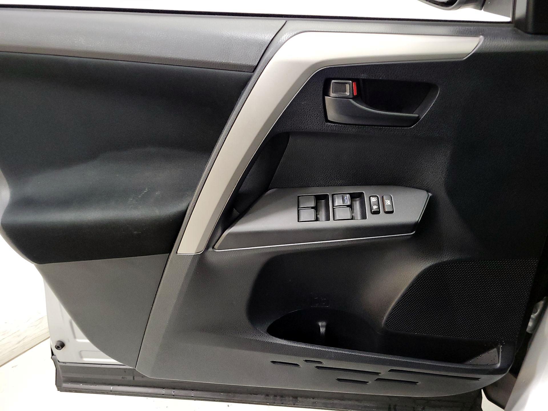 Thumbnail: 2018 Toyota RAV4 - 12