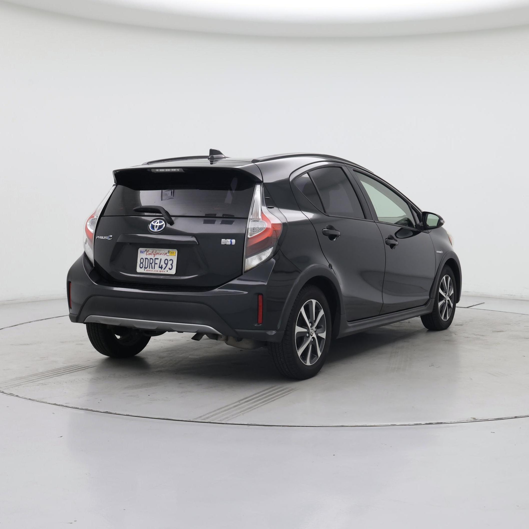 Thumbnail: 2018 Toyota Prius c - 8