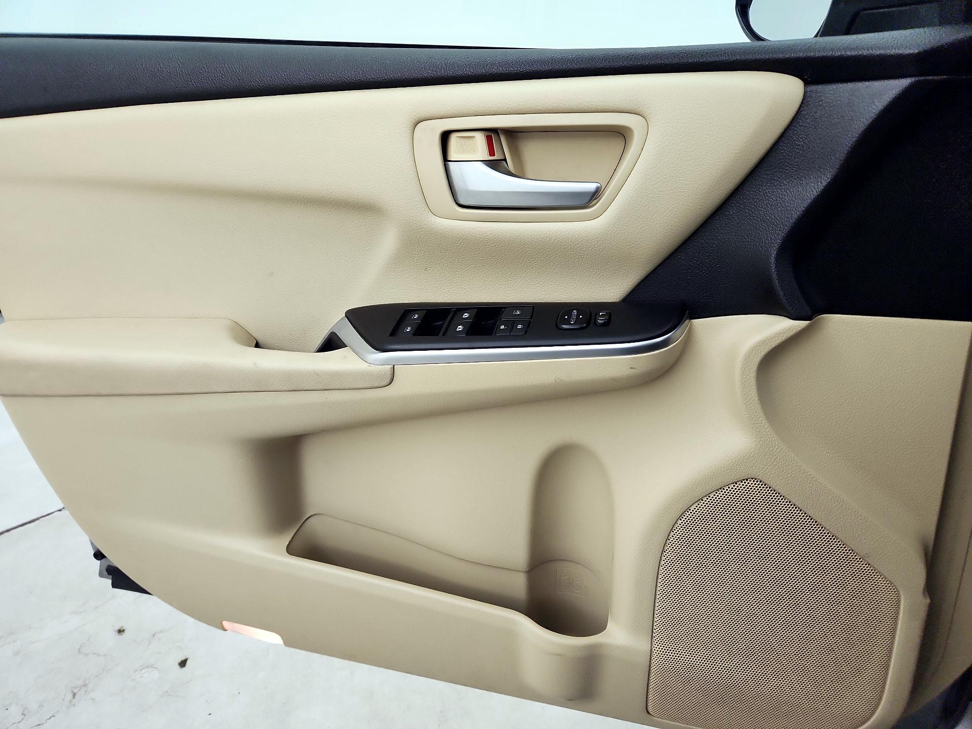 Thumbnail: 2016 Toyota Camry - 12