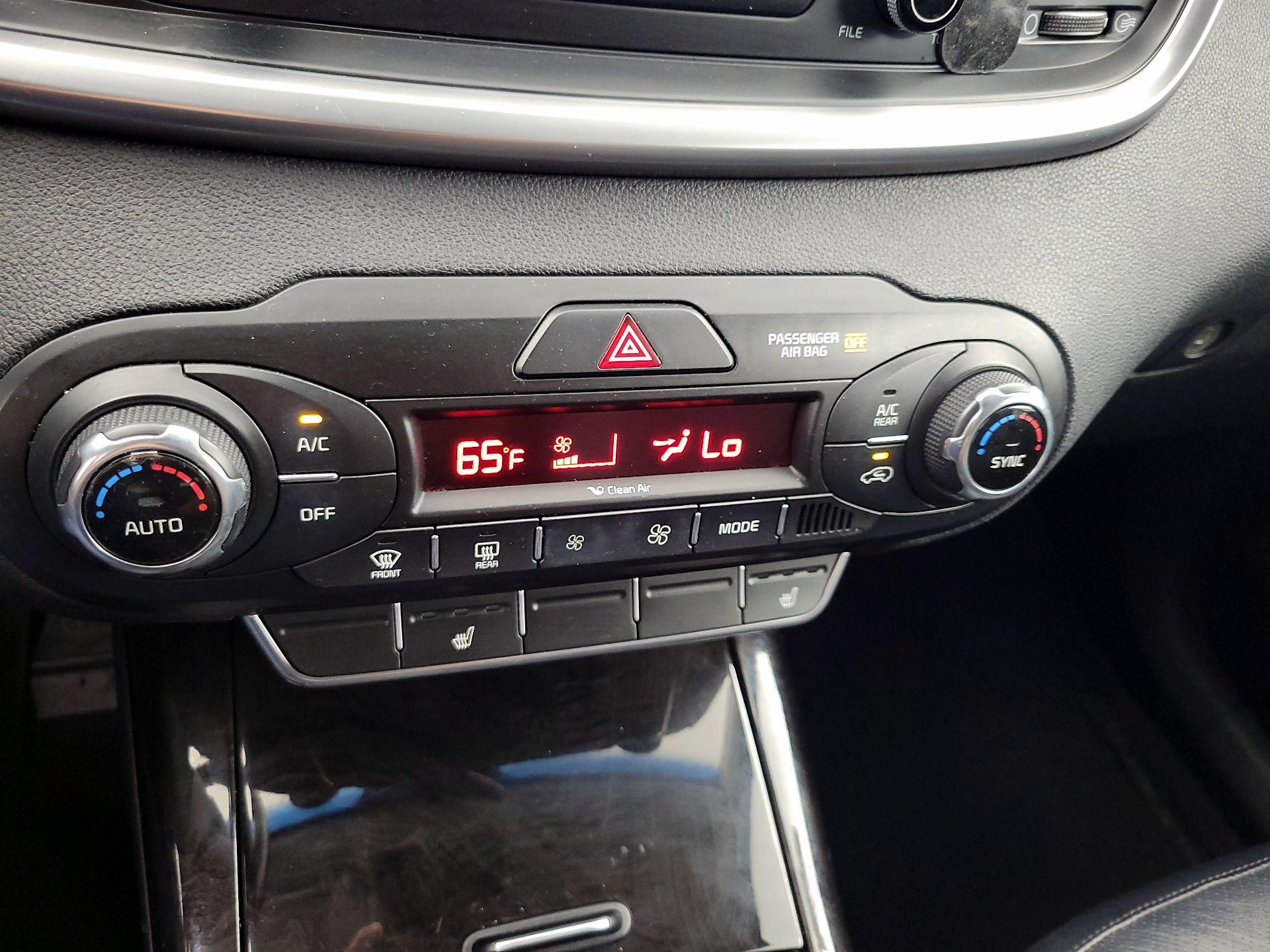 Thumbnail: 2016 Kia Sorento - 16